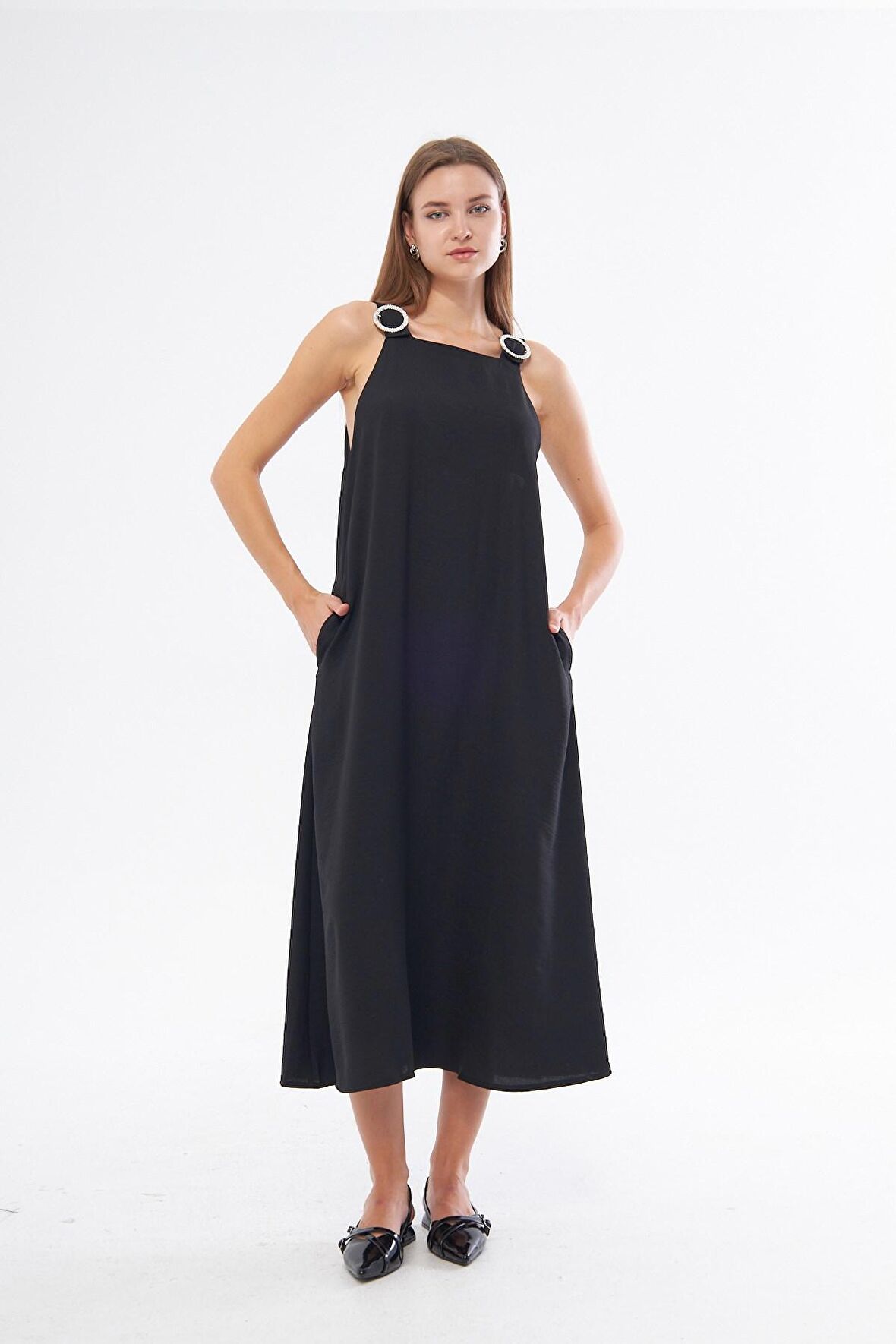 Omuzları Taşlı Dökümlü Cepli Kare Yaka Siyah Dokuma Elbise