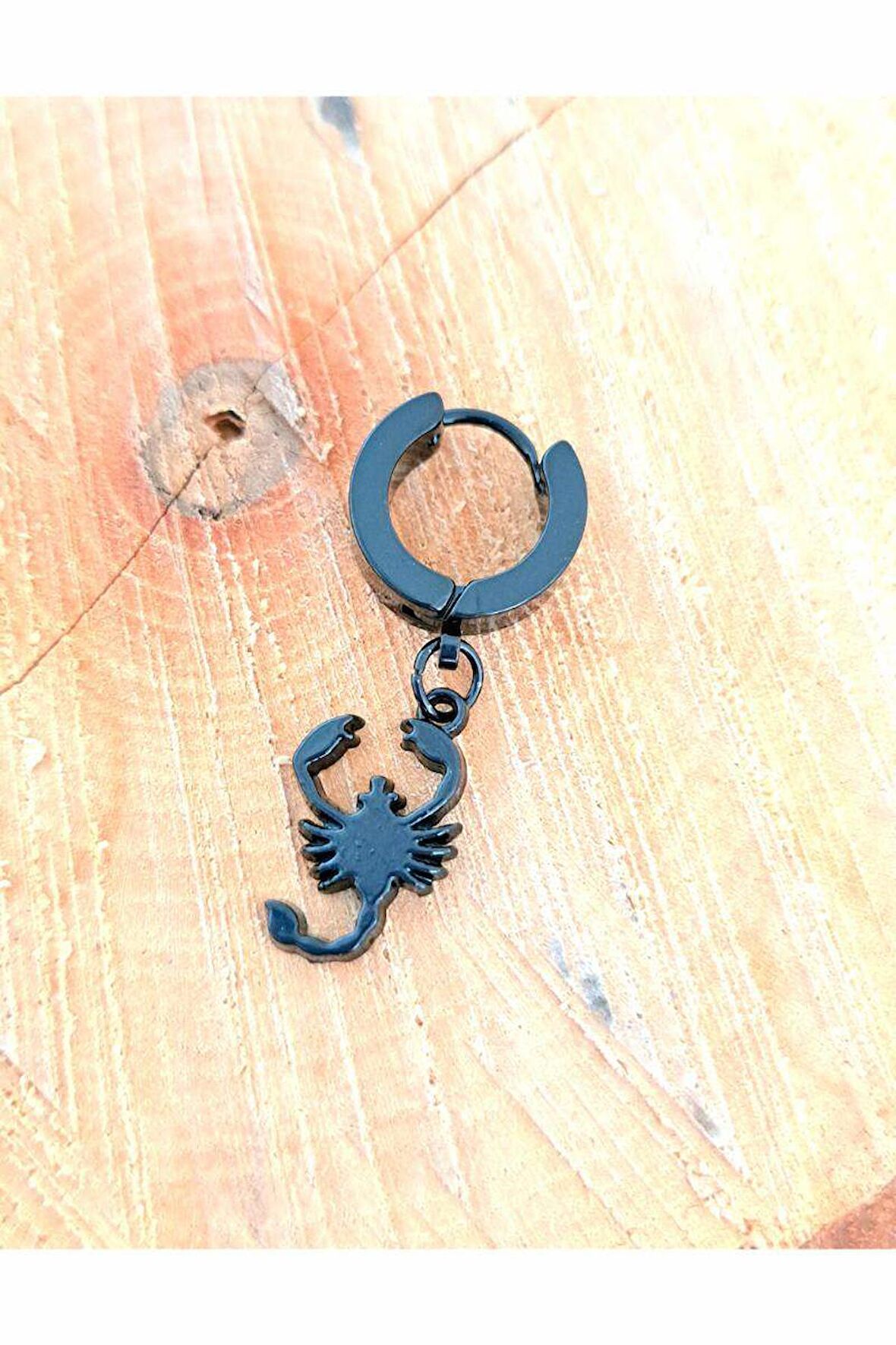 Çelik Akrep Figürlü Siyah Küpe