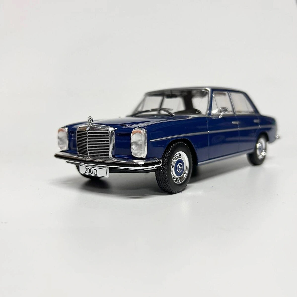 White Box 1/24 Mercedes Benz 220d