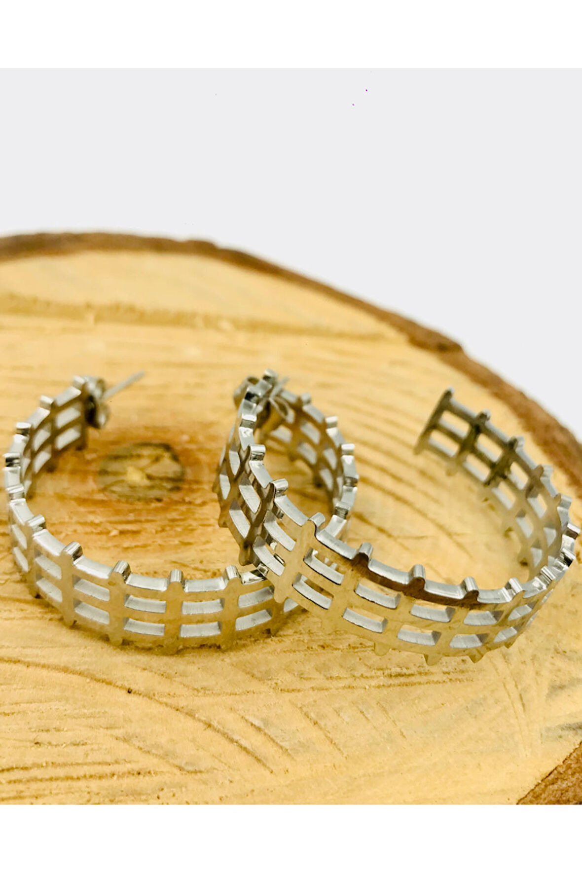 Gümüş Renk Figürlü Çelik  Küpe