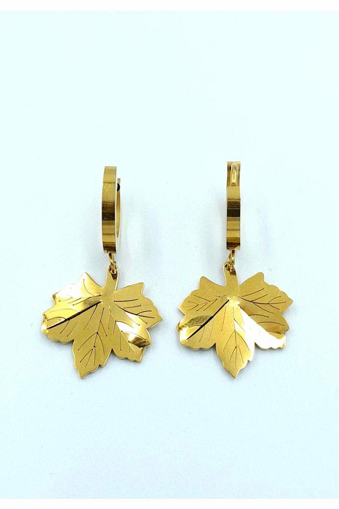 Gold Renk Yaprak Figürlü Çelik Küpe