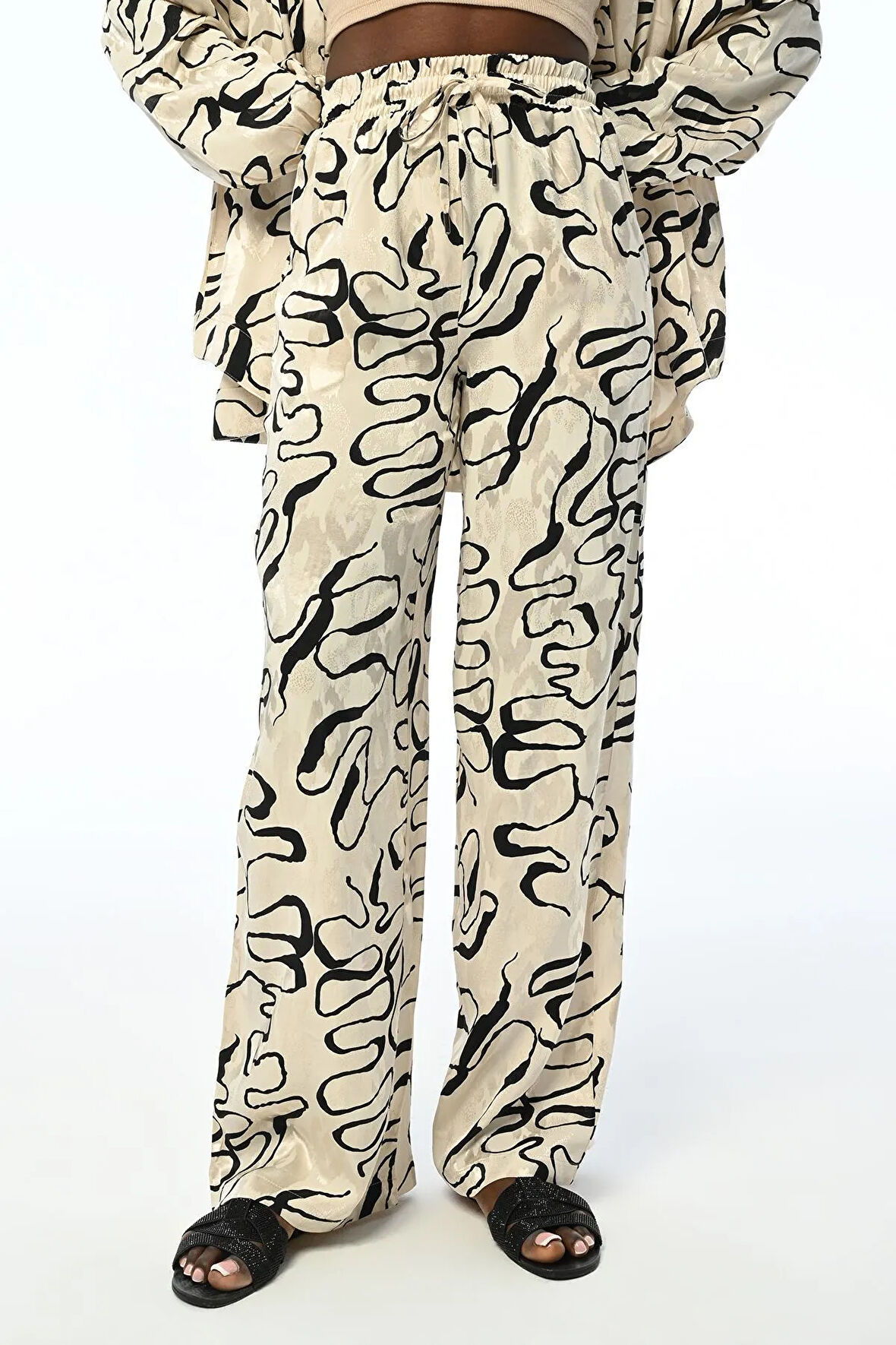 KADIN RAHAT KALIP DESENLİ BELİ LASTİKLİ PANTOLON