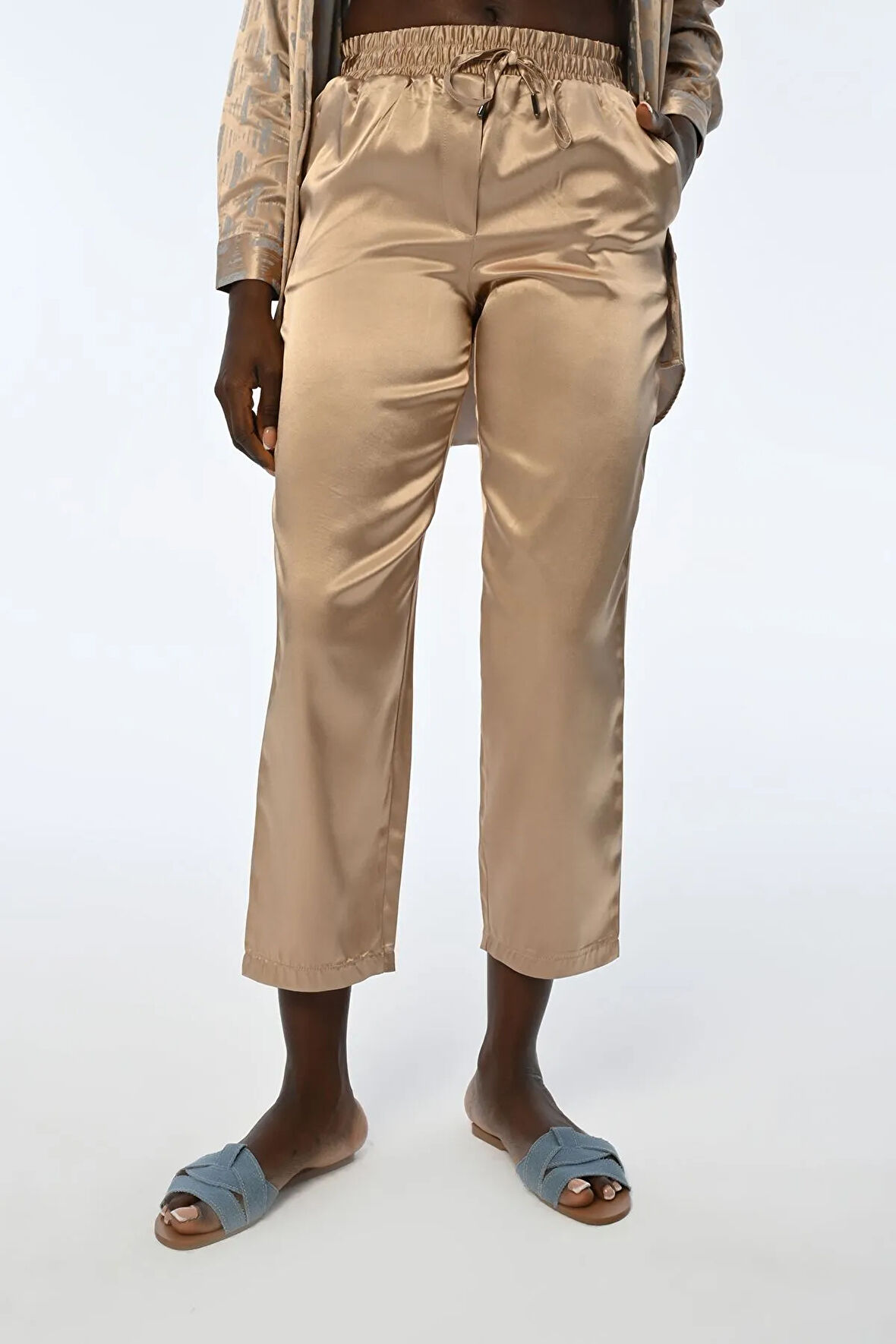 KADIN BELİ LASTİKLİ RAHAT KALIP ALTIN RENK KUMAŞ PANTOLON