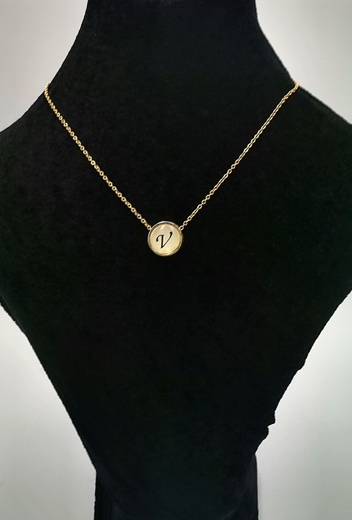 Gold Renk Küçük Boy Kararmaz ''V'' Harfli Kolye