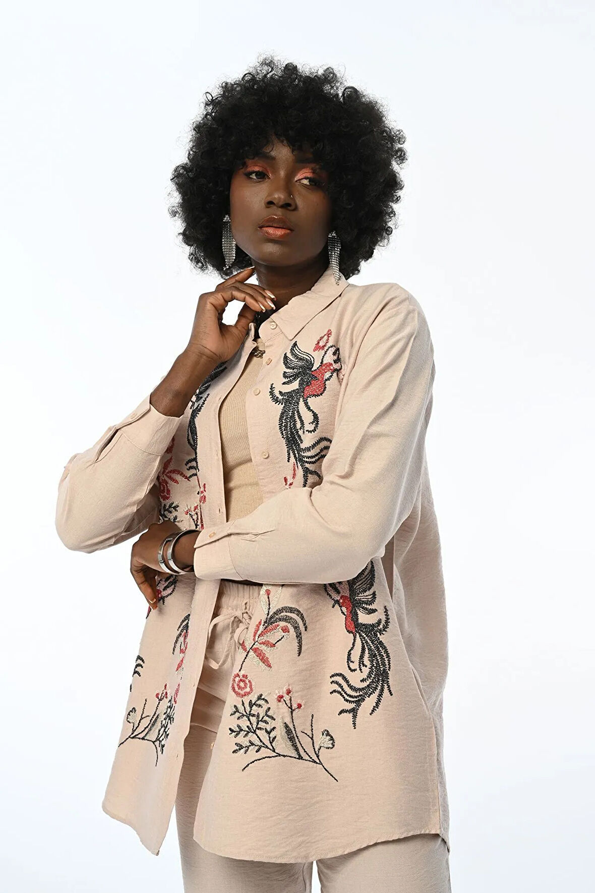 KADIN ÖNÜ NAKIŞ İŞLEMELİ OVERSIZE GÖMLEK