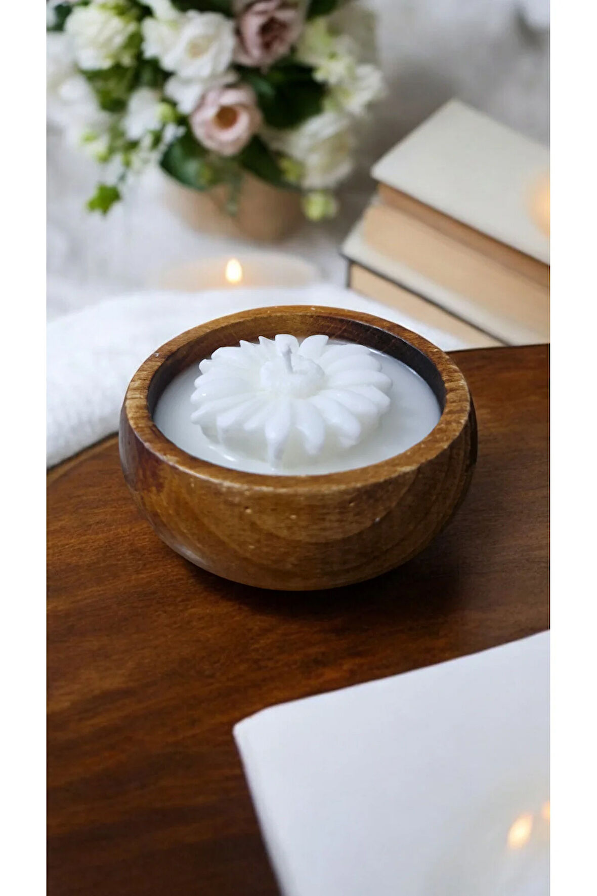 Çiçek desenli ahşap mumlukta Lavanta Kokulu %100 Doğal Soya Mum (papatya)