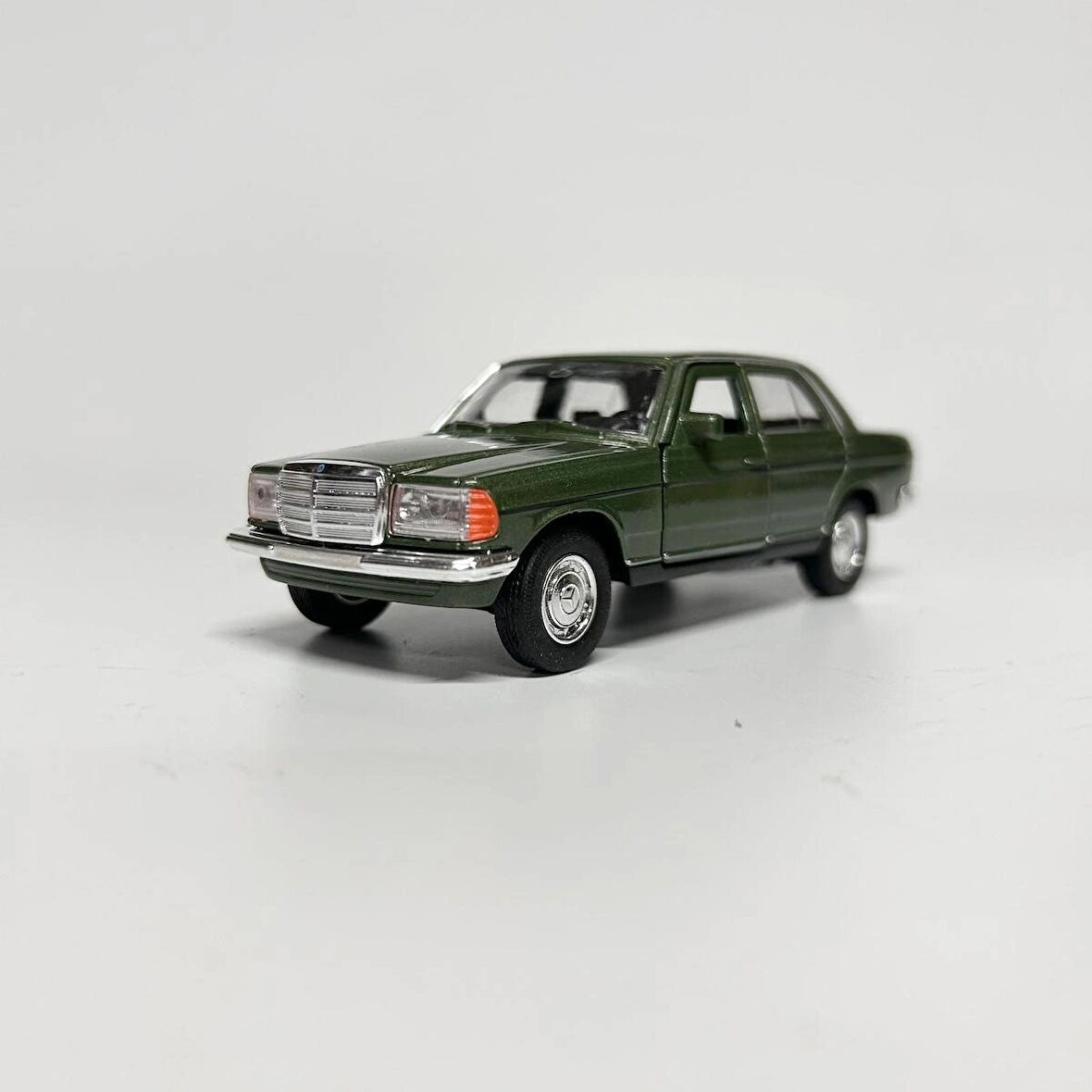 Welly Mercedes Benz 230E 1/36