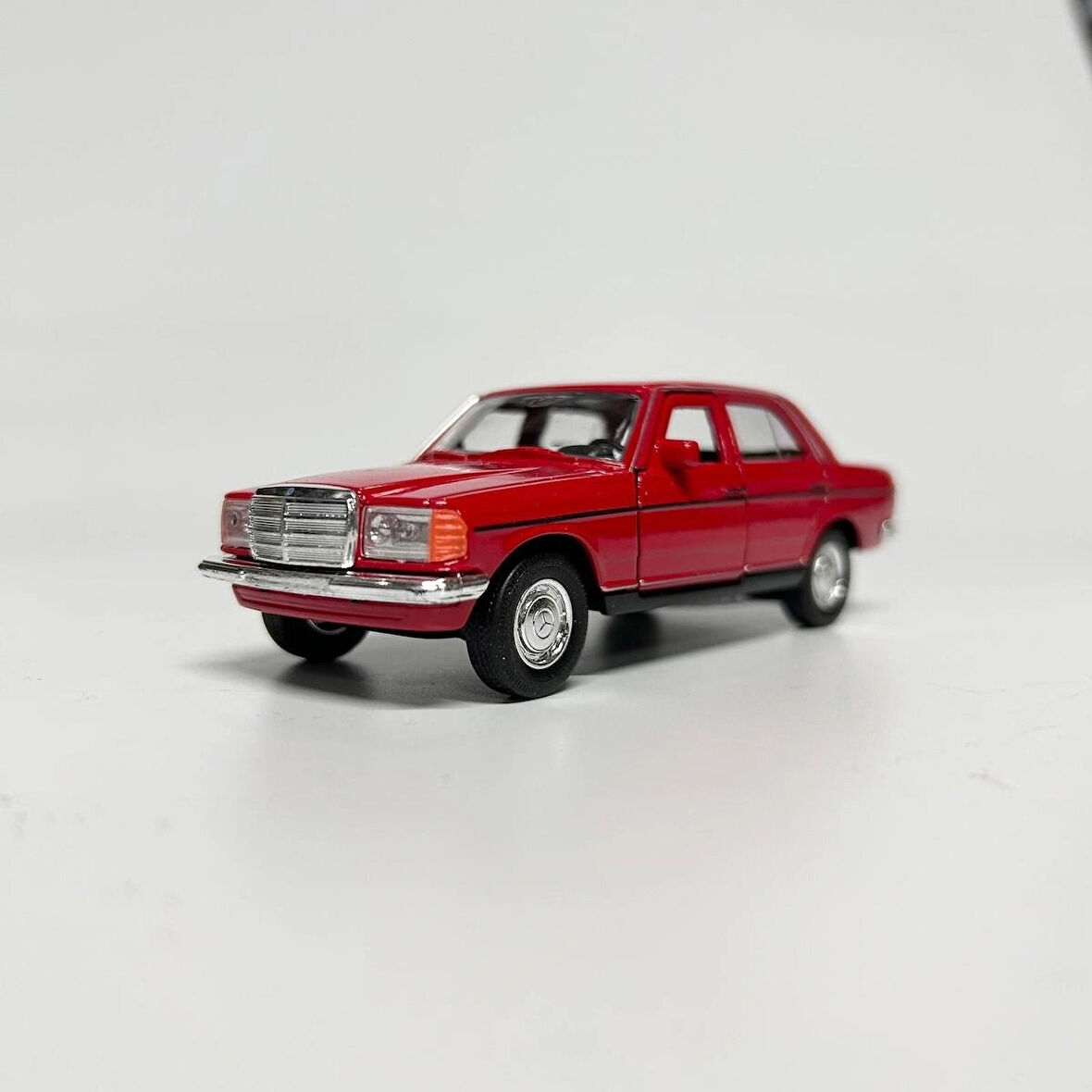 Welly Mercedes Benz 230E 1/36