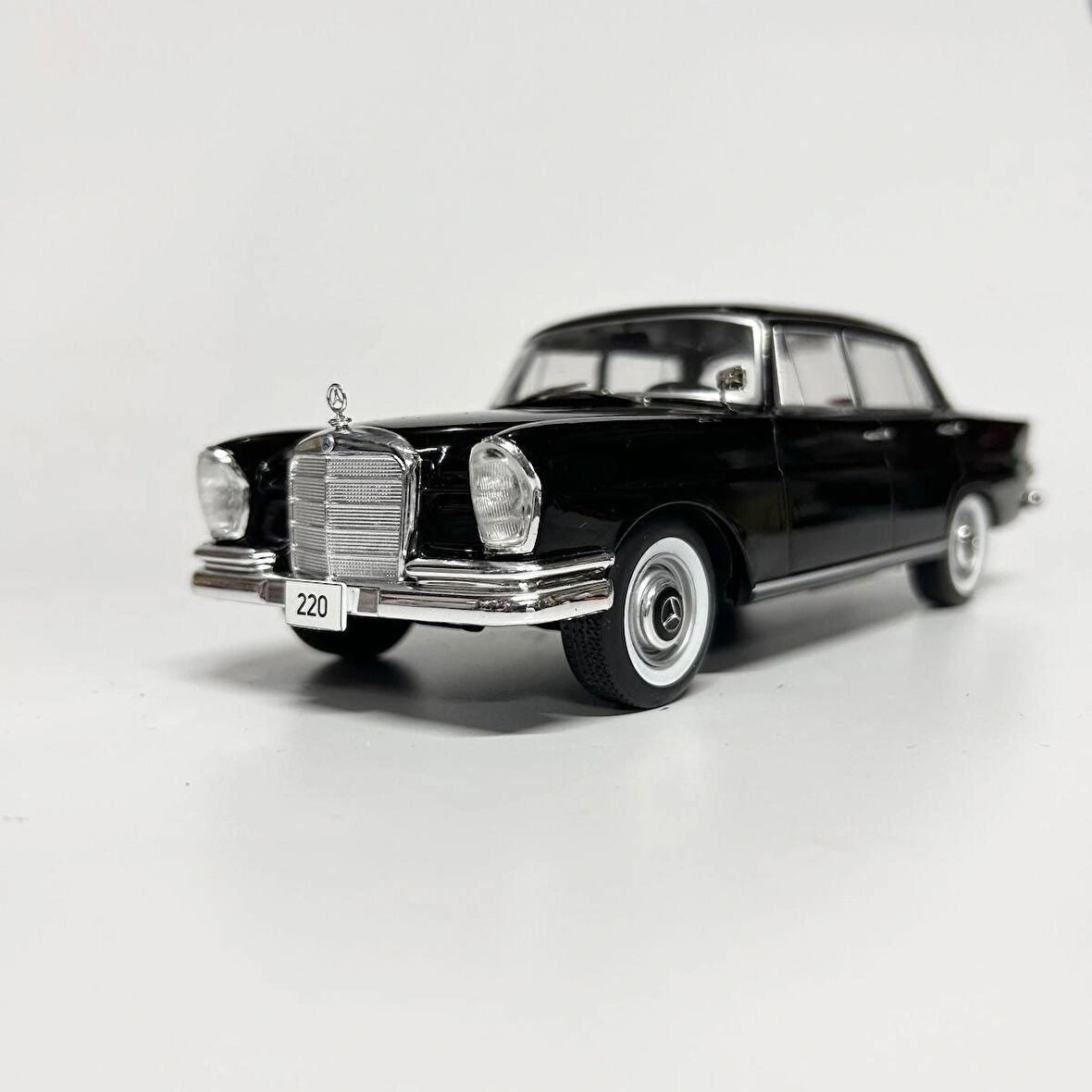 White Box 1/24 Mercedes Benz 220 W111