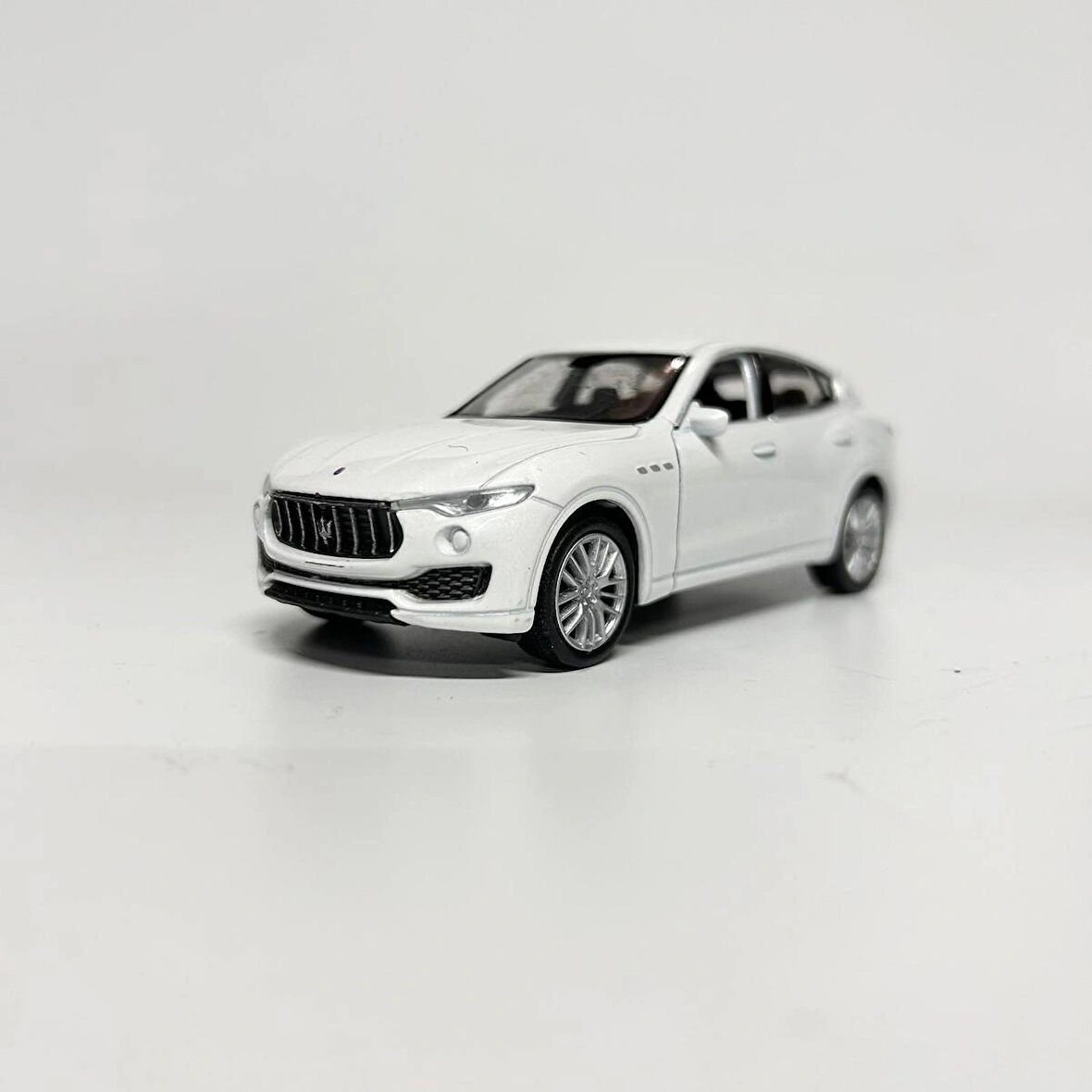 Welly Maserati Levante 1/36