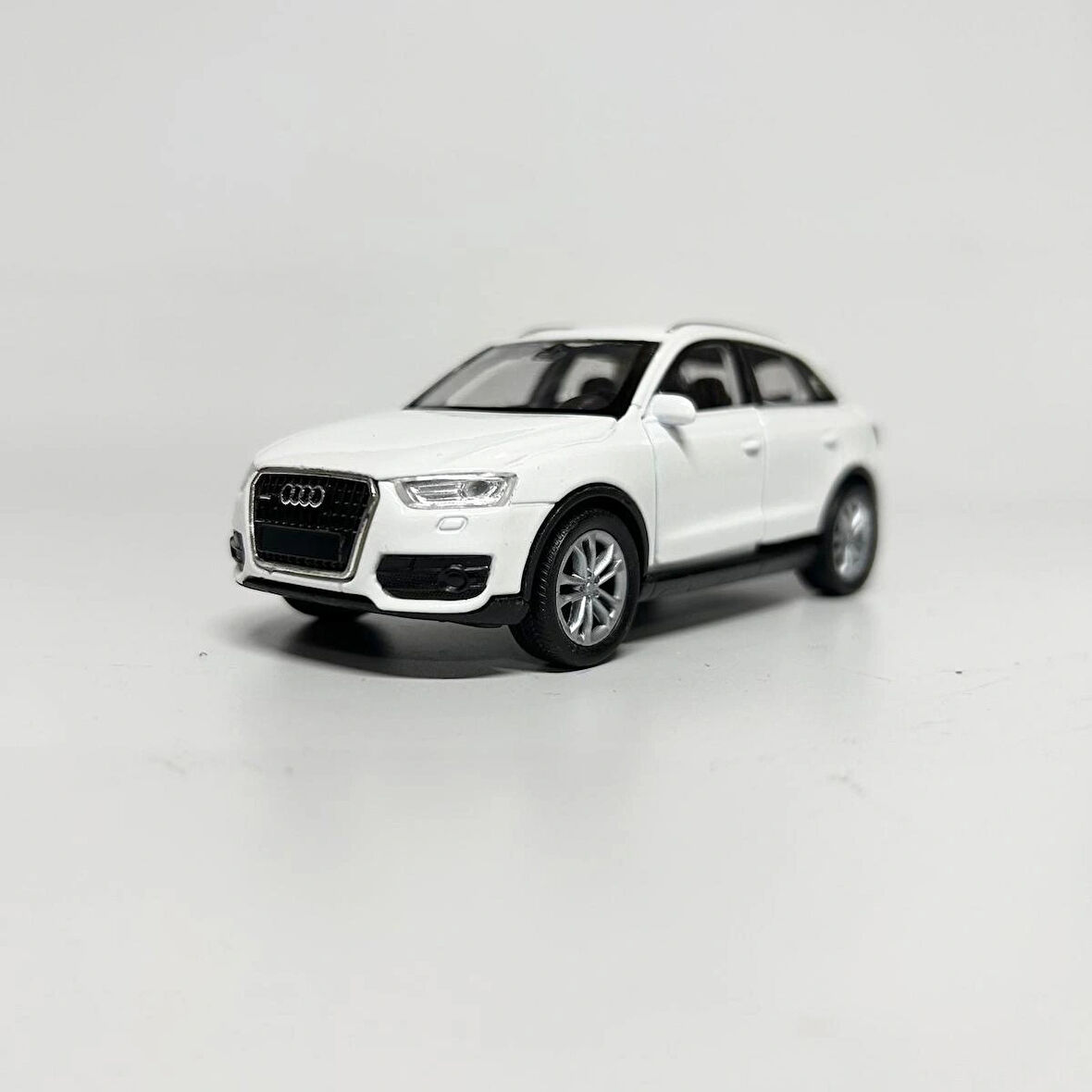 Welly Audi Q3  1/36