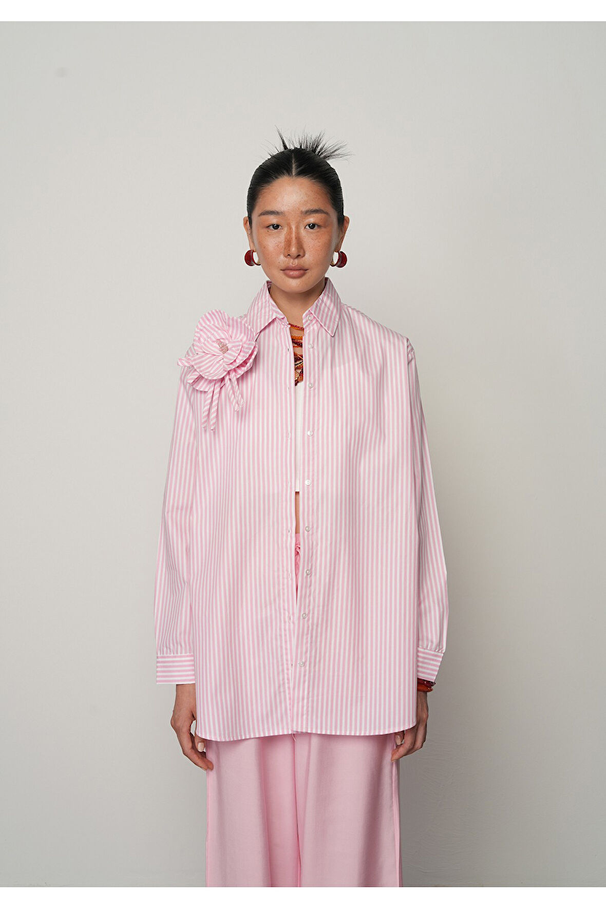 Çiçek Detaylı Pembe Beyaz Çizgili Kadın Gömlek - %100 Pamuk, Oversize, Uzun Kesim