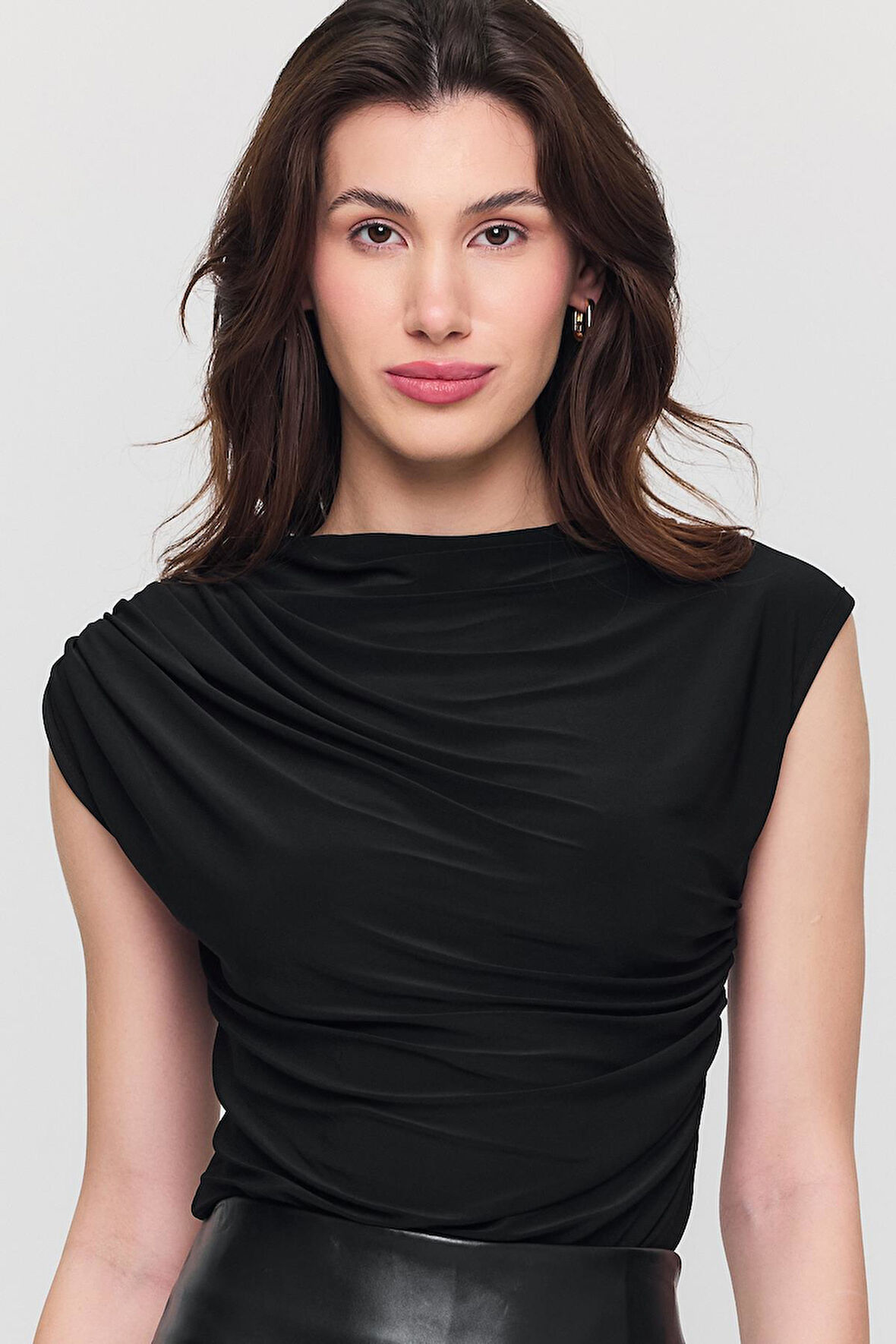 Kadın Siyah Omuz Drapeli Kolsuz Sandy Bluz
