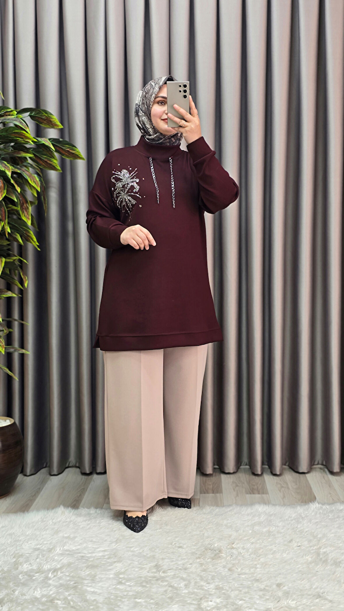 Kadın Büyük Beden Zincir Detaylı Taş İşlemeli Rahat Kalıp Esnek Kumaş Tunik 