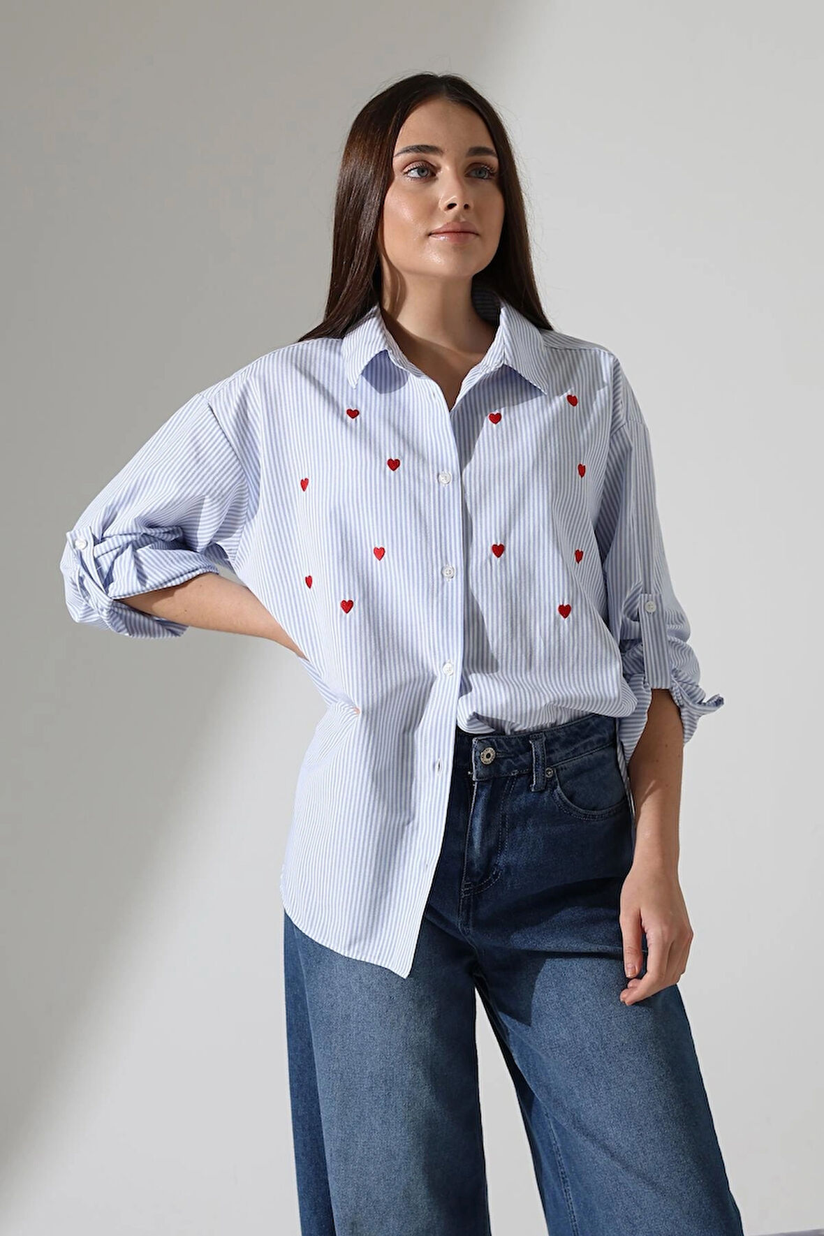  Oversize Çizgili Poplin Kumaş Kalp Nakış Detaylı Apoletli Tasarım Gömlek