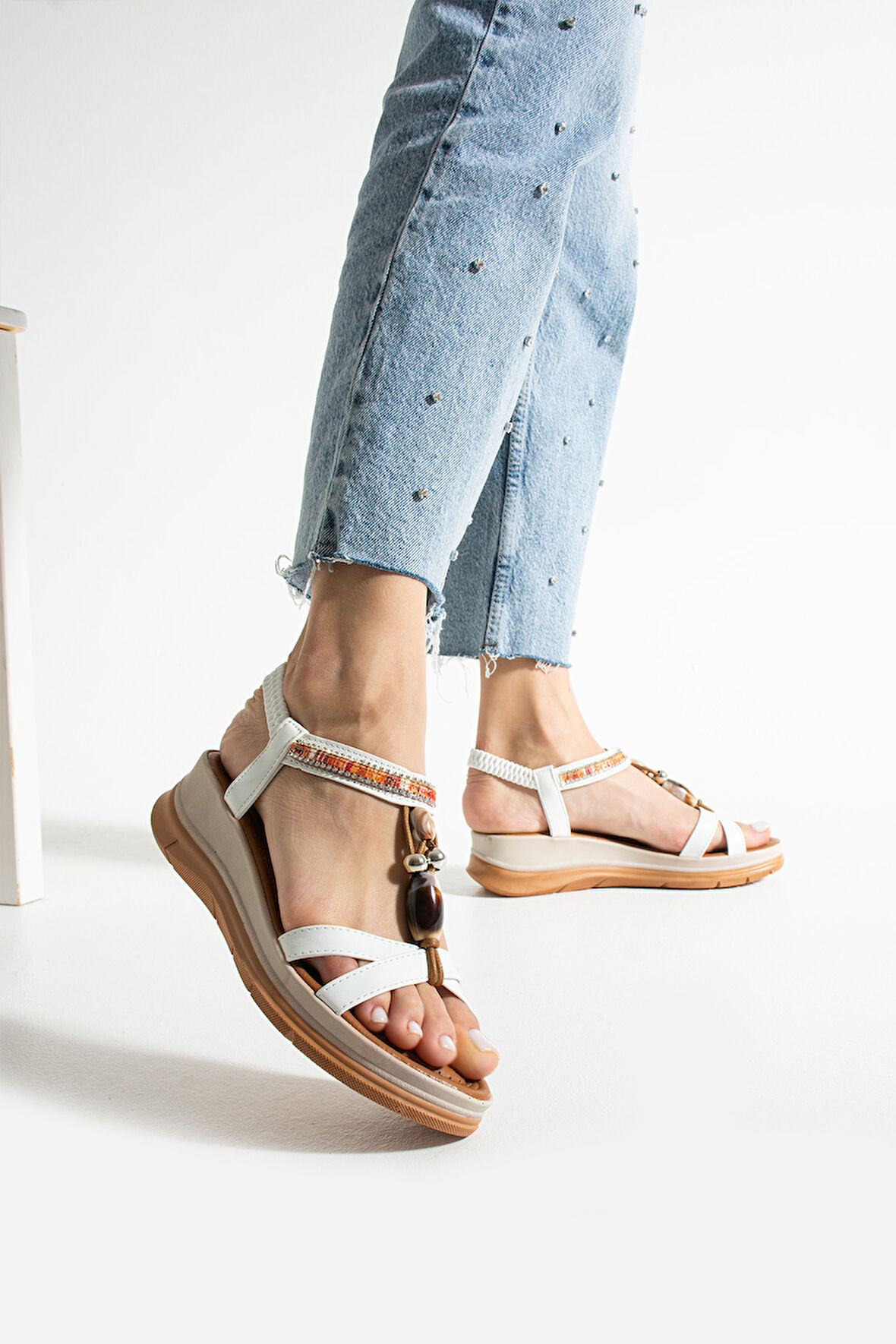 Beyaz  İki Bantlı Aksesuarlı Günlük Kadın Sandalet