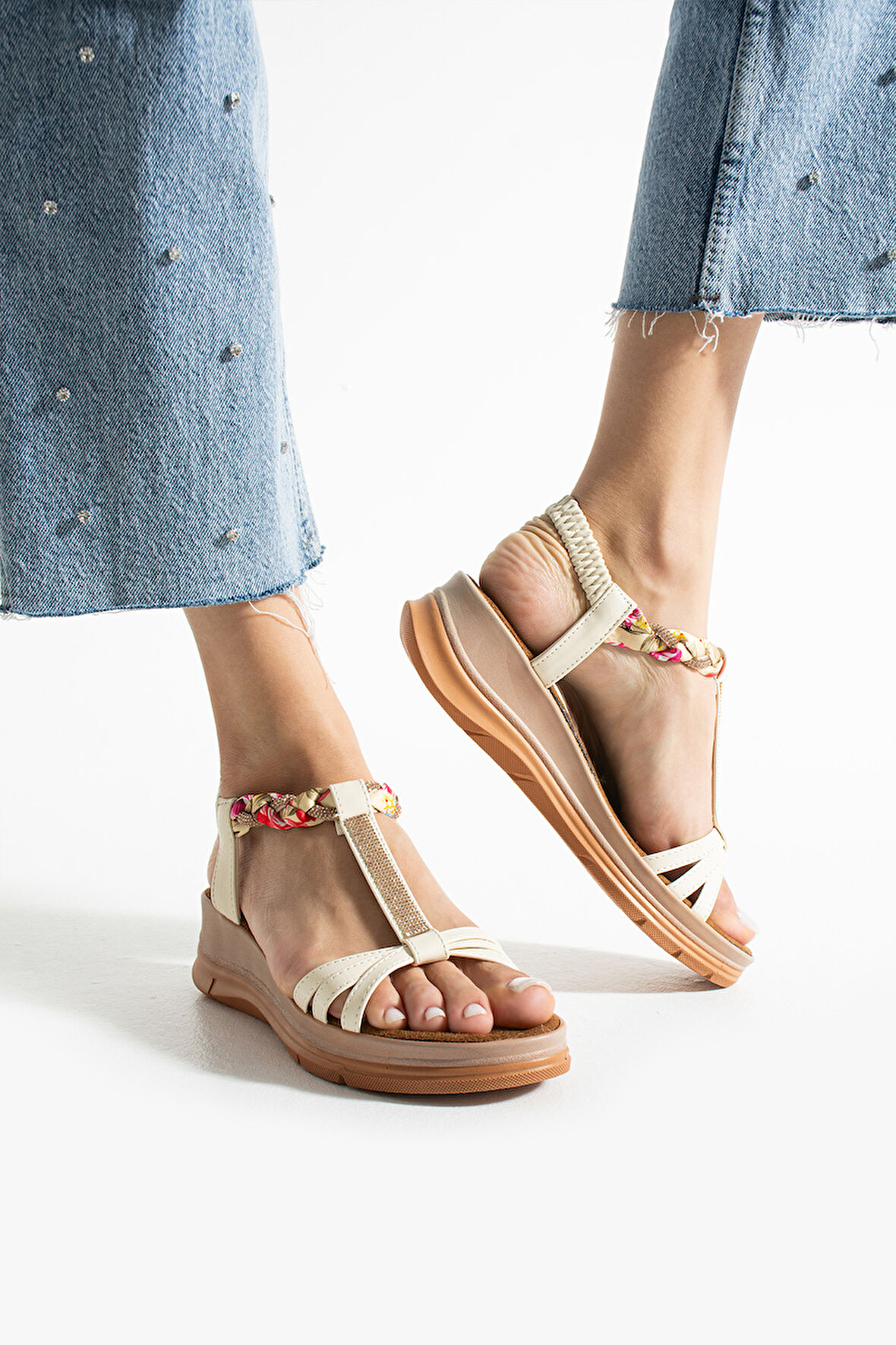 Bej Üç Bantlı Taş Aksesuarlı Günlük Kadın Sandalet