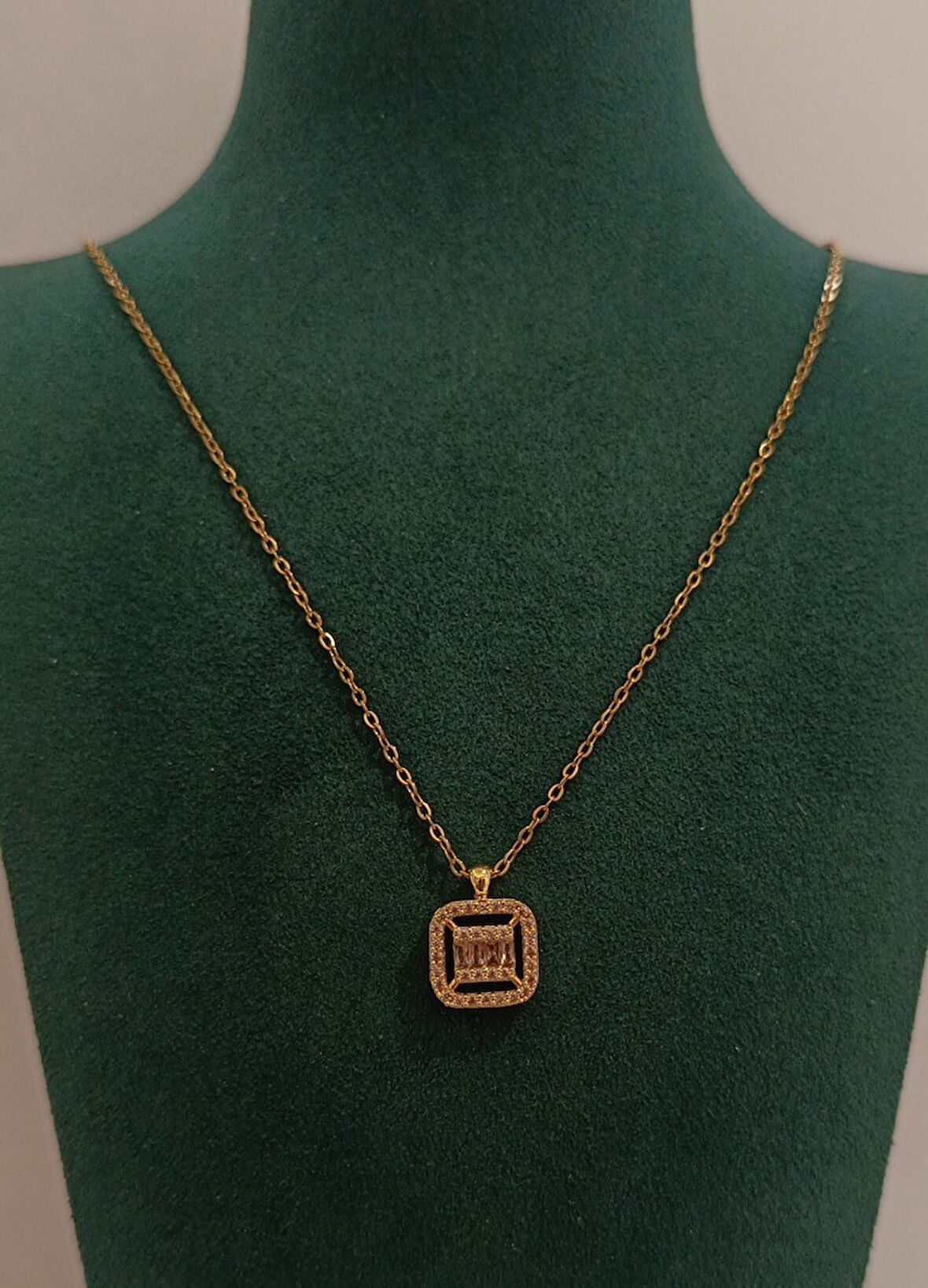 Monalisa Home Gold Renk Parlak Taş Figürlü Gösterişli Kolye