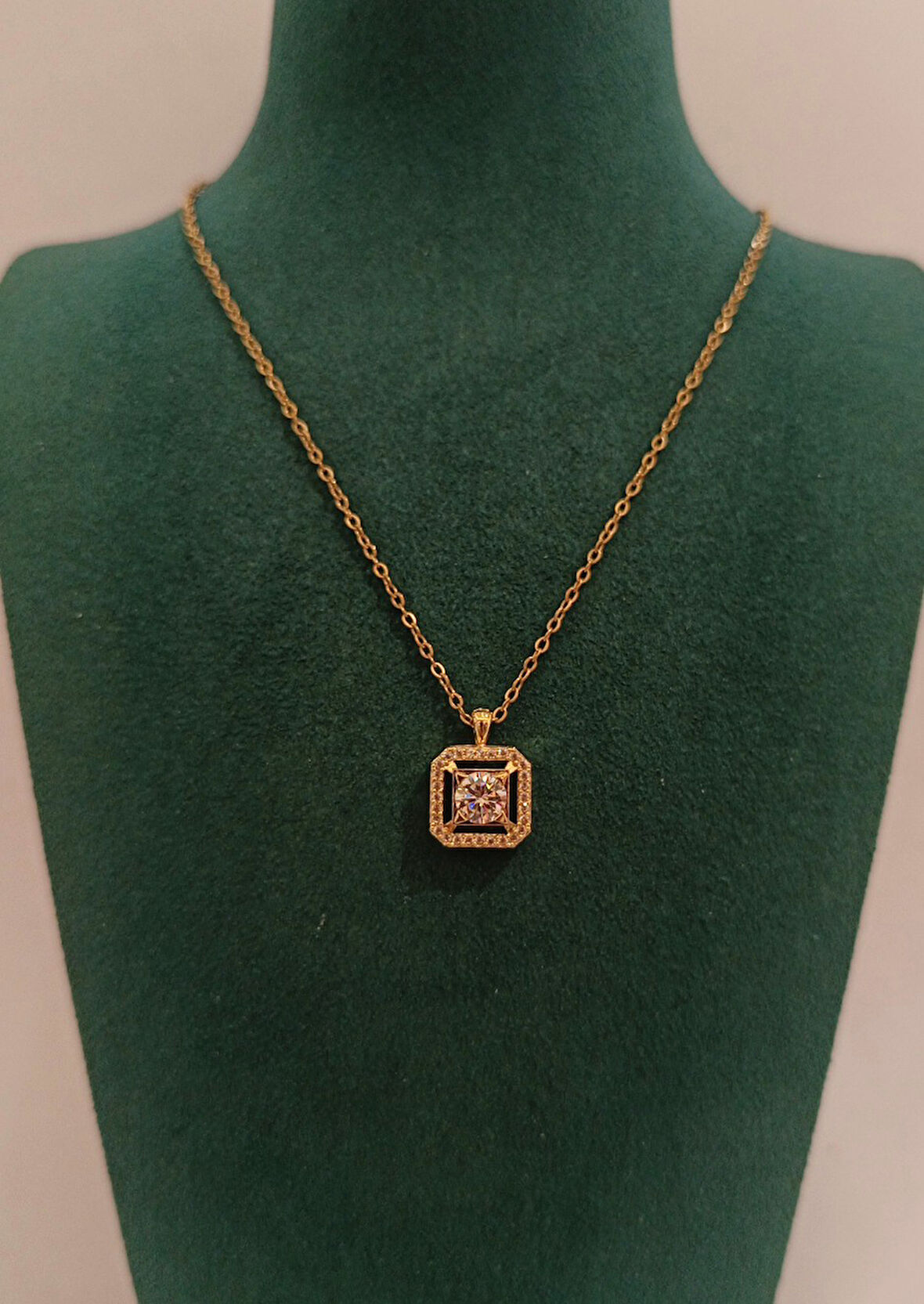 Monalisa Home Gold Renk Parlak Taş Figürlü Gösterişli Kolye