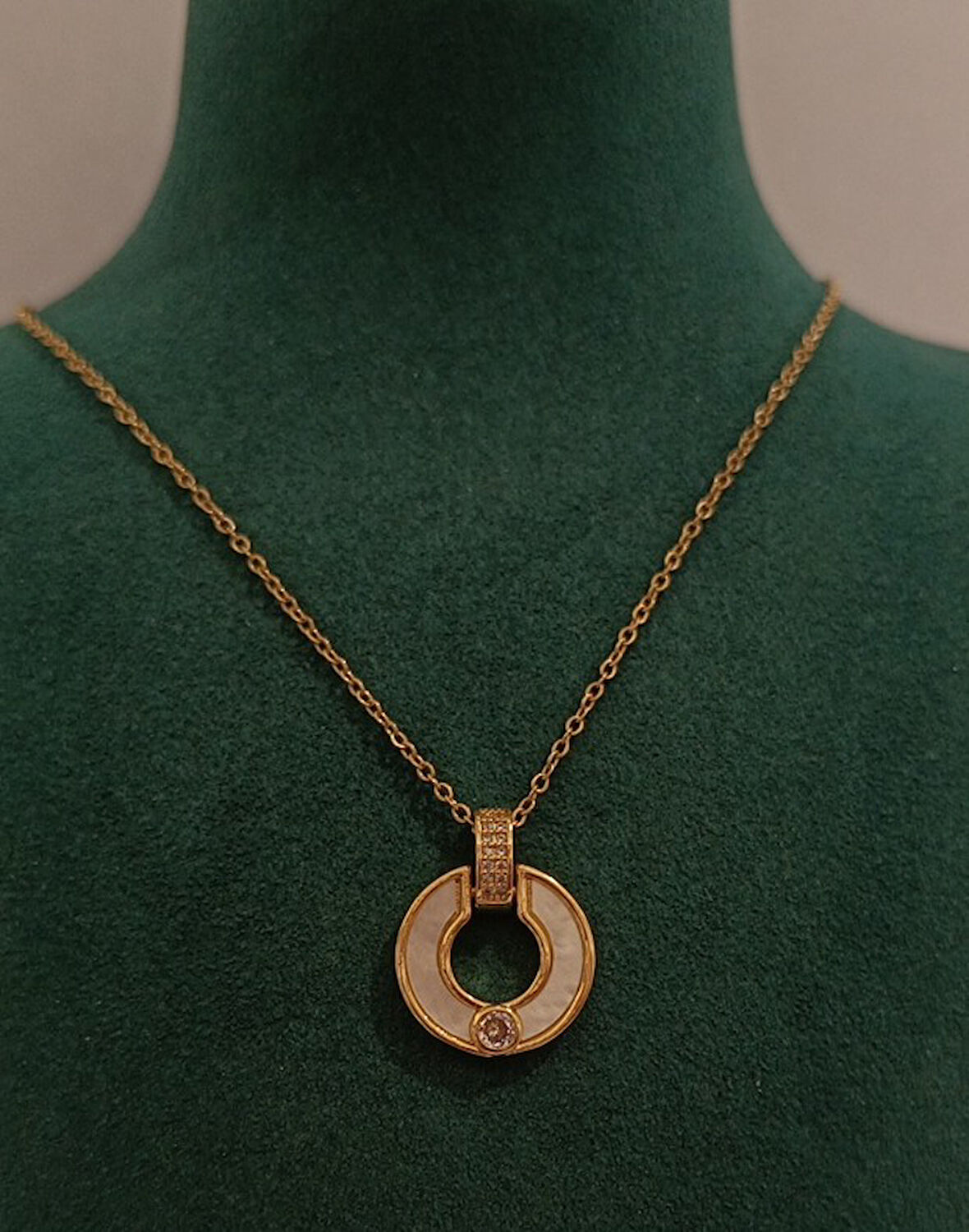 Monalisa Home Lüks Gold Renk Yuvarlak Beyaz Taş Figürlü Gösterişli  Kolye