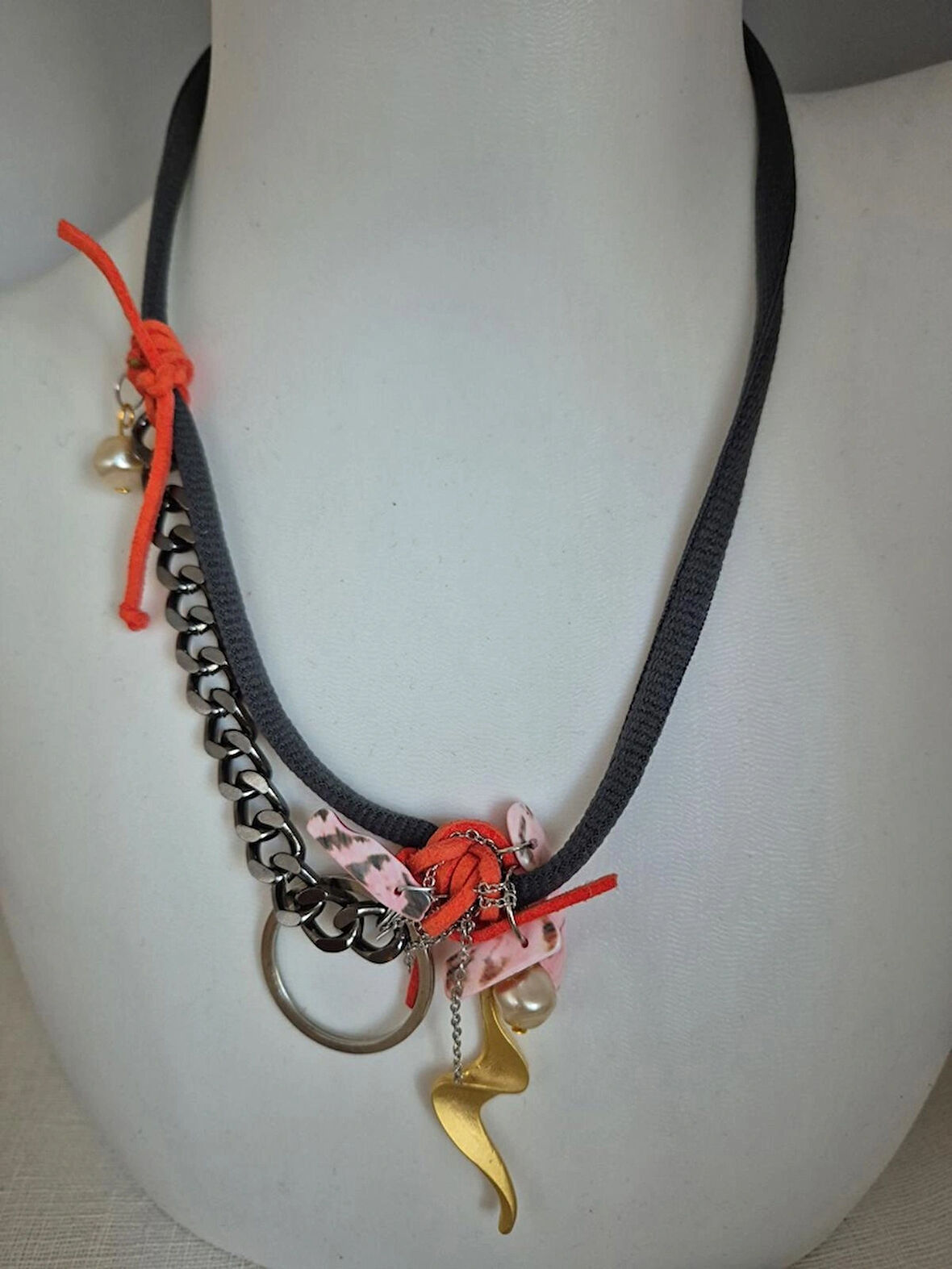 TASARIM GRİ KORDON MERCAN LI KOLYE