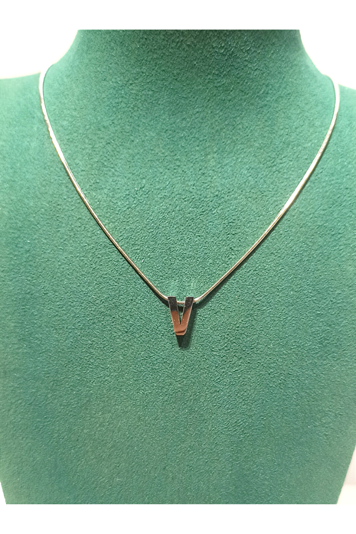 Monalisa Home Gümüş Renk Lüks Figürlü Gösterişli  ''V'' Harfi Kolye