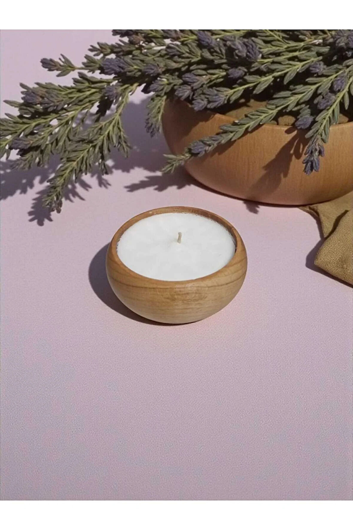 Ahşap Kasede Zambak Kokulu %100 Doğal Soya Mum – 9x4 cm