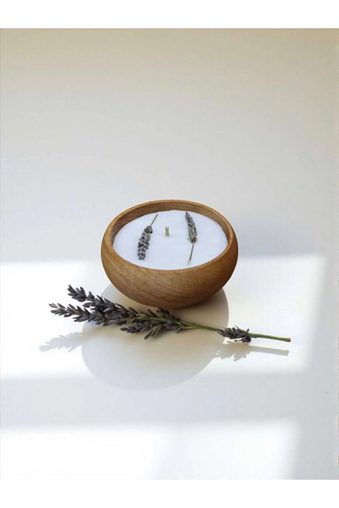 Aromaterapi Serisi Lavanta Bitkili Ahşap Kasede %100 Doğal Soya Mum