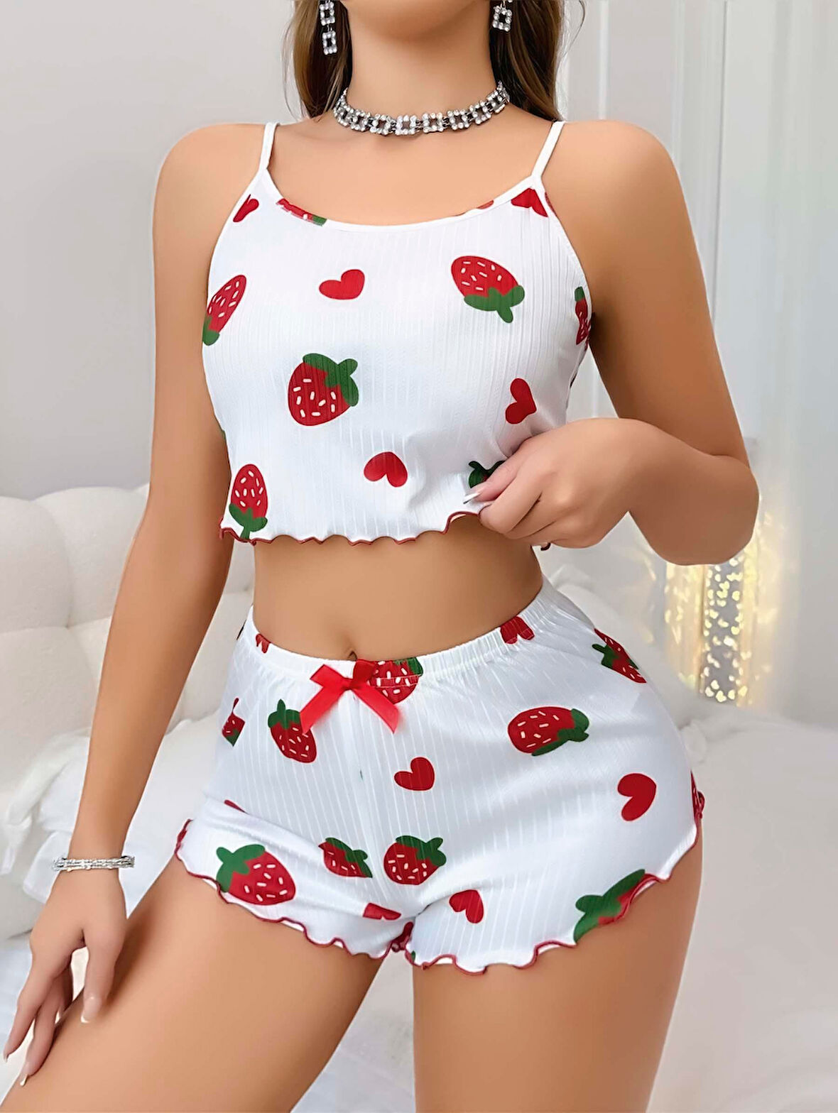 Kadın Beyaz Çilek desenli Şortlu Pijama Takımı 5053