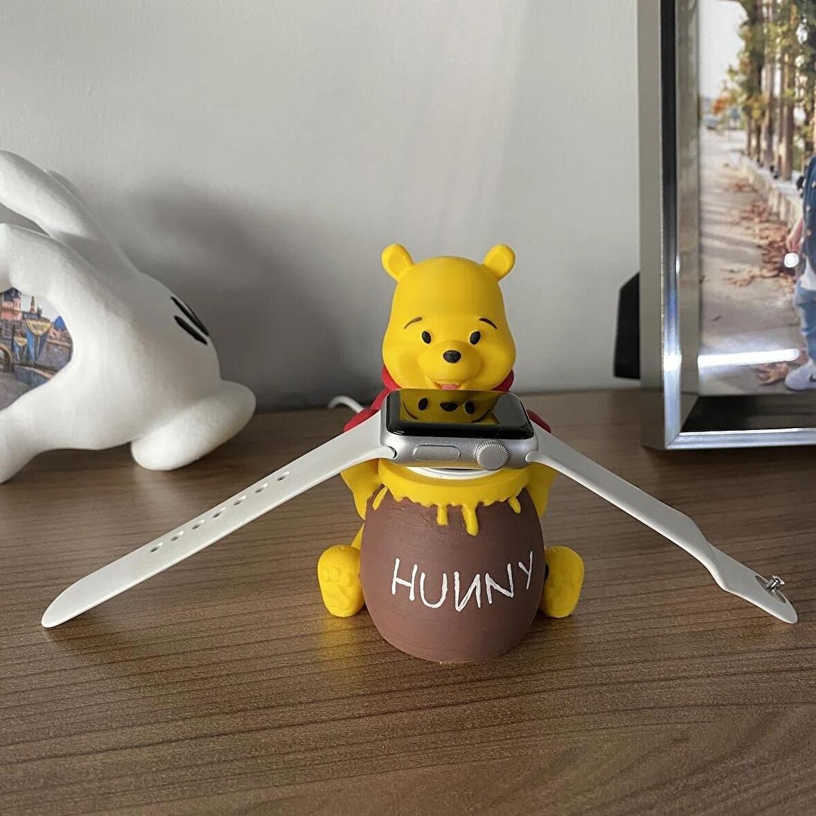 Apple Watch Stand Winnie The Pooh El Boyaması Figür Sevimli Ayı Akıllı Saat Stand Uyumlu