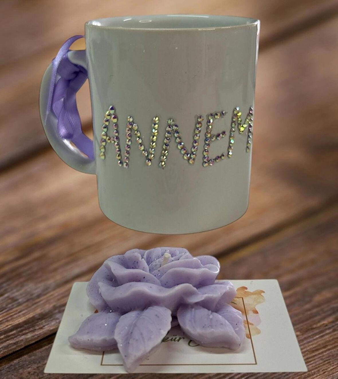 💐 “Annem” Yazılı Porselen Kupa ve Kokulu Mum Seti 🕯️ | Şık ve Anlamlı Hediye Kutusu 🎁