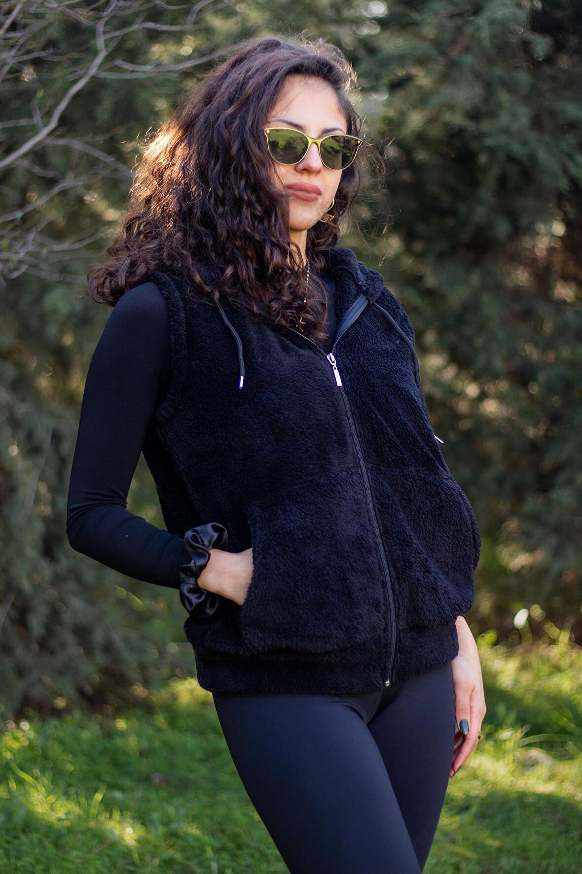 Kadın Siyah Peluş Yumoş Fermuarlı Kapüşonlu Yelek 22KYLKPELO