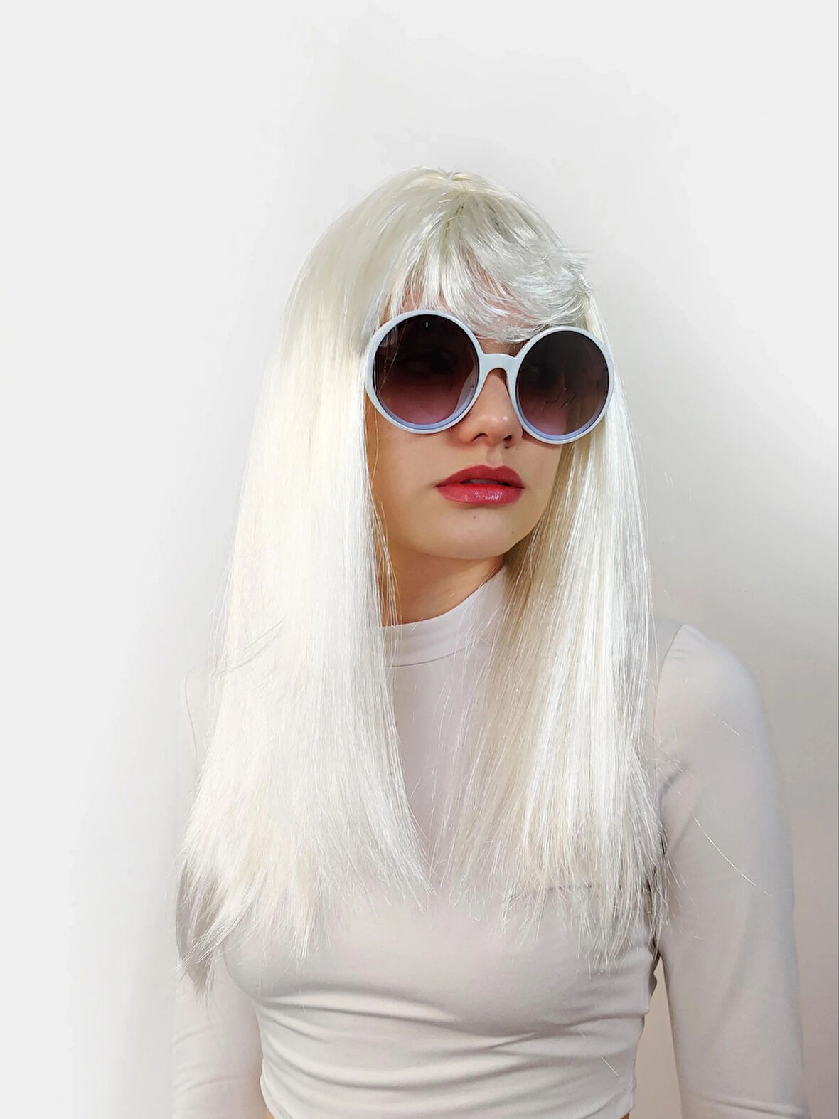 Beyaz Renk Uzun Düz Parti Peruğu