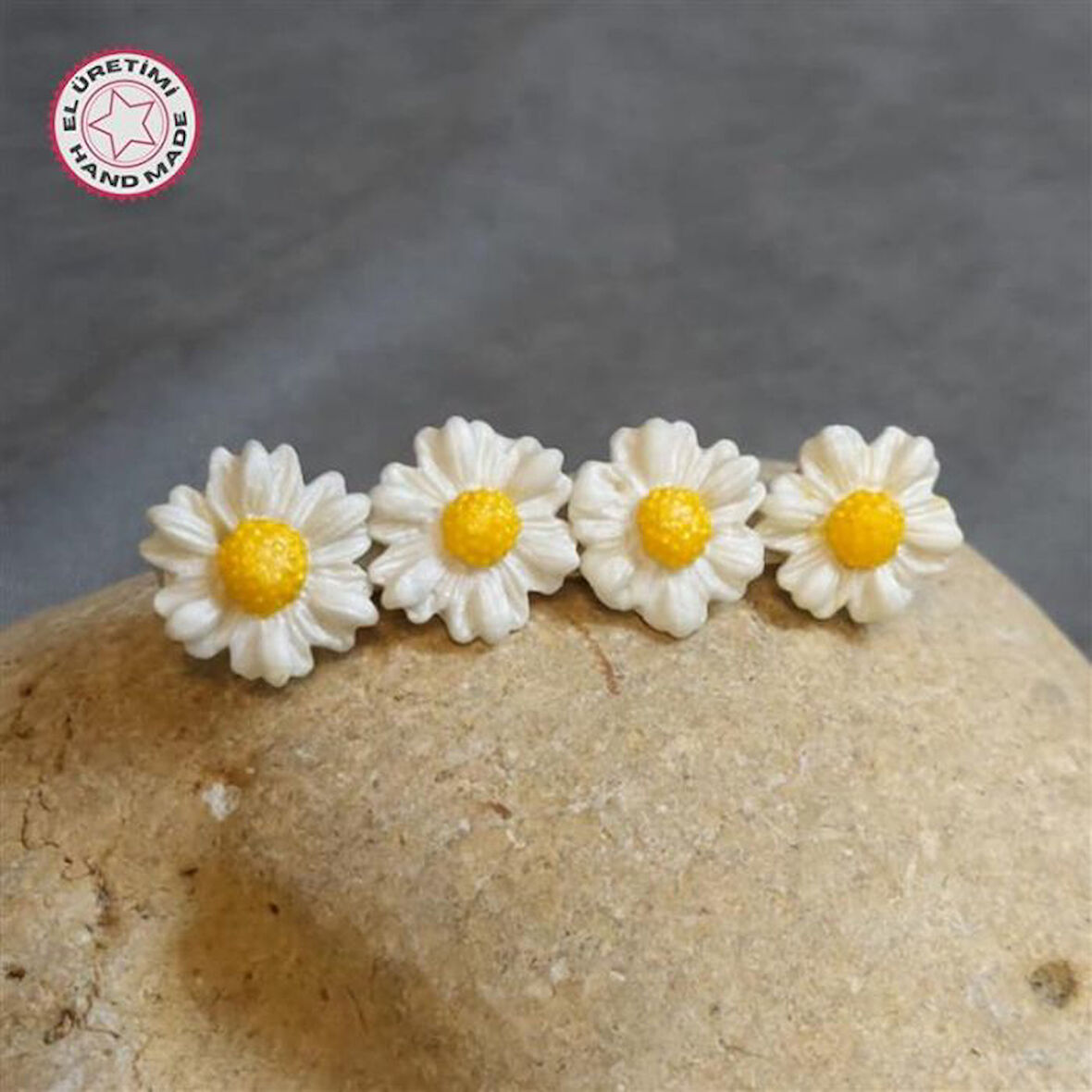 Uretti - Hülya 6683 4367 El Yapımı Polimer Kil Beyaz Papatya Çiçeği Tasarımlı Yan Saç Tokası / 7,5 Cm