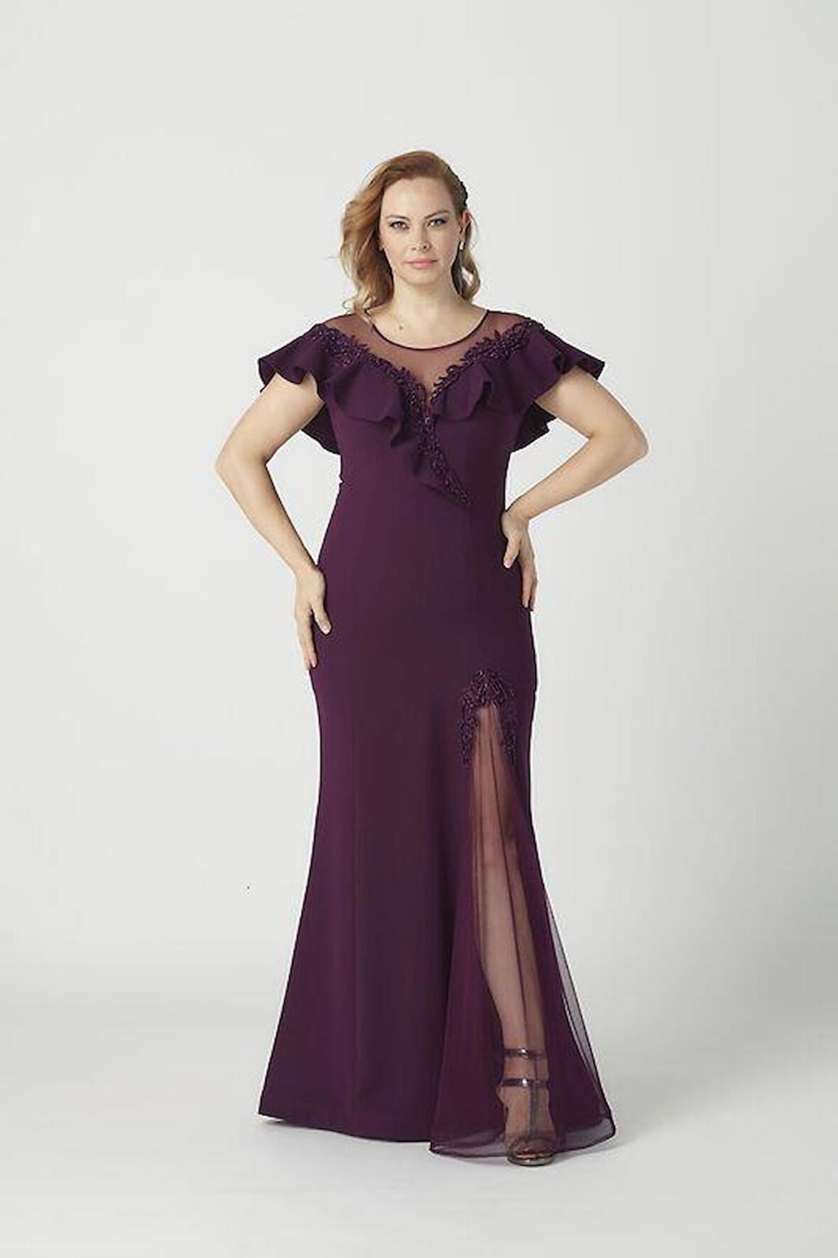 21923 Mürdüm Yırtmaçlı İşlemeli Şık Büyük Beden Abiye Elbise