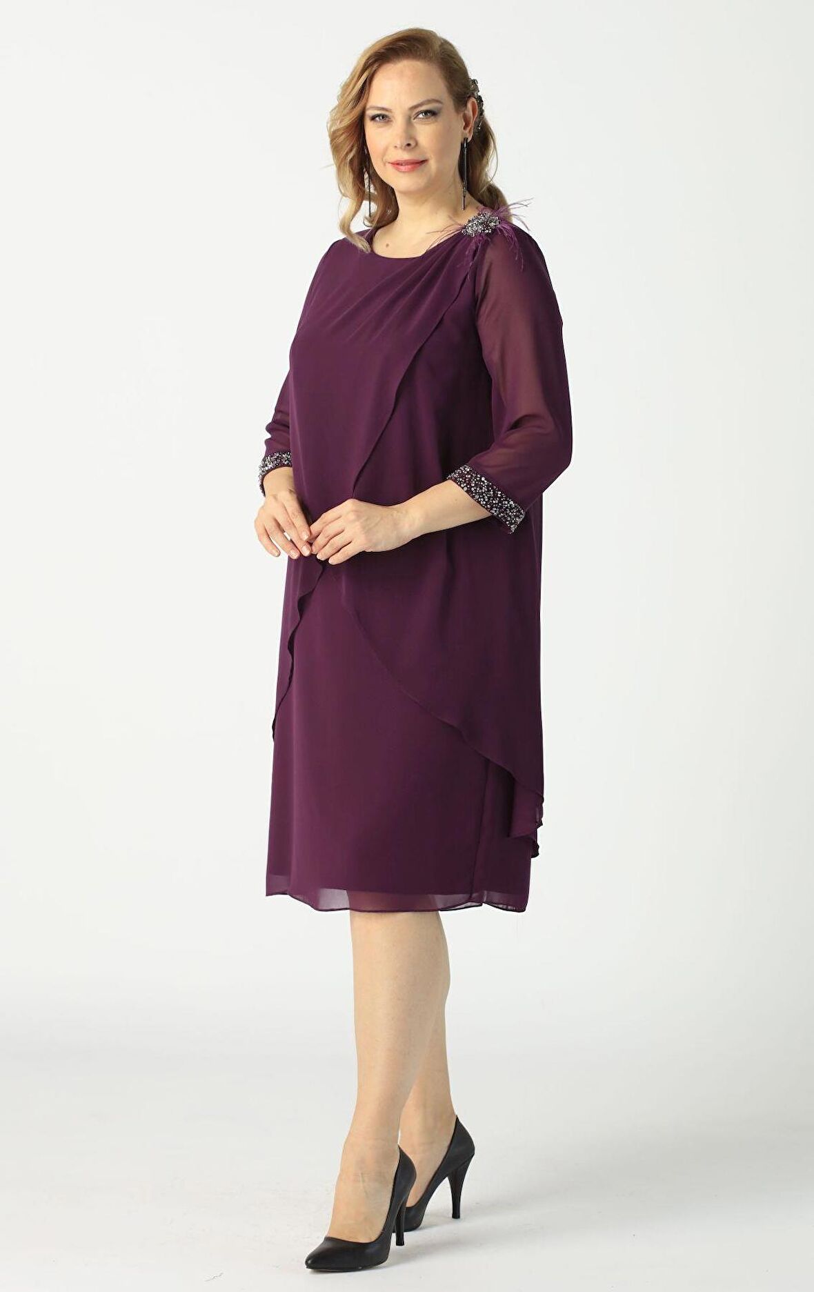 21958 Mürdüm Pelerinli Tüylü İşlemeli Büyük Beden Şifon Kısa Abiye Elbise