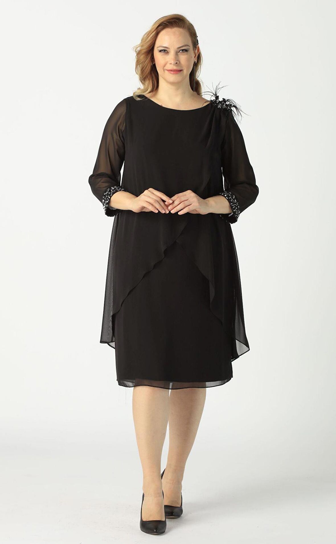 21958 Siyah Pelerinli Tüylü İşlemeli Büyük Beden Şifon Kısa Elbise