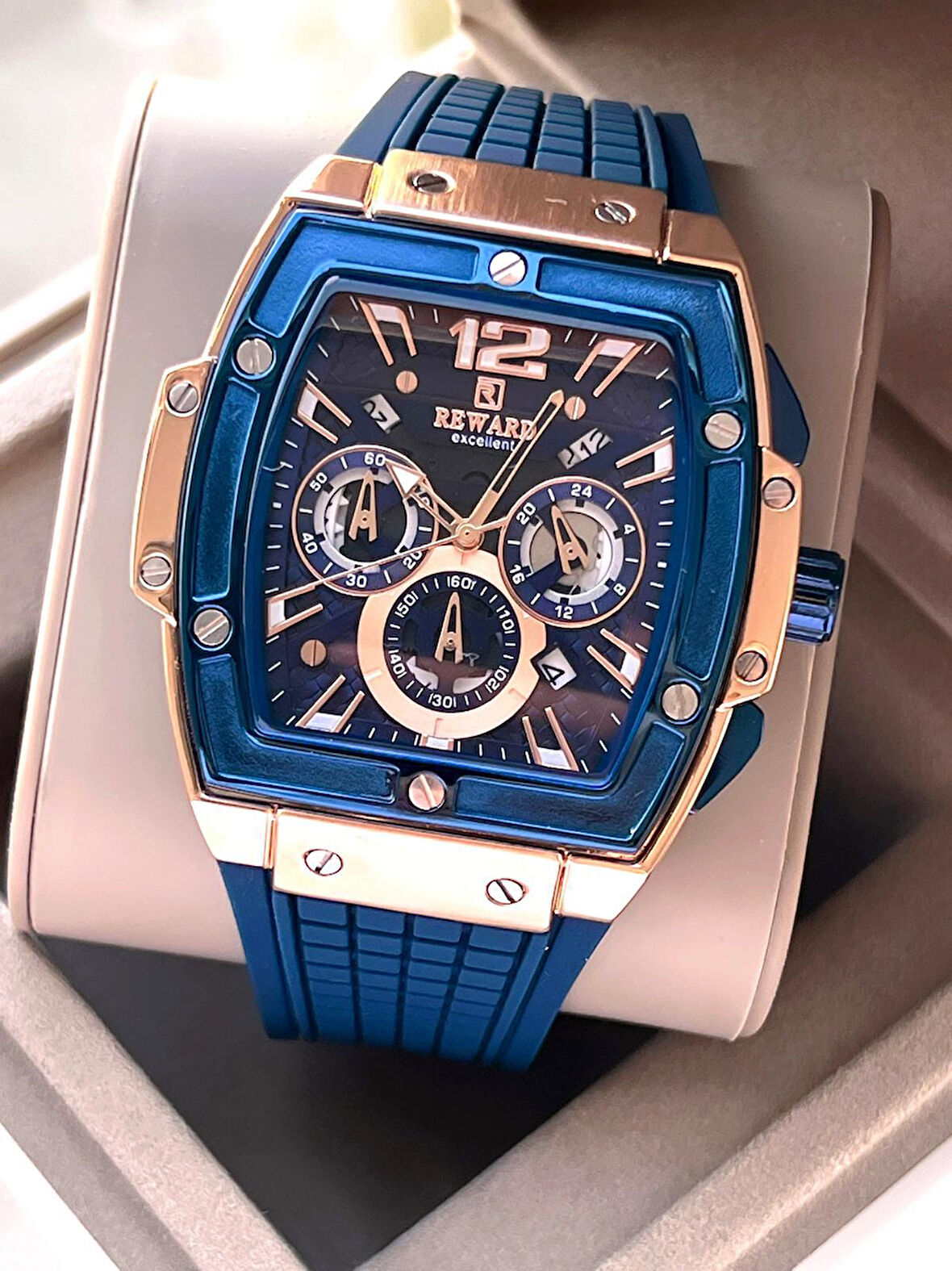 Reward Silikon Kordon İç Fonksiyonlar Aktif 3 Atm Suya Dayanıklı Erkek Kol Saati VS.BLKT.0507