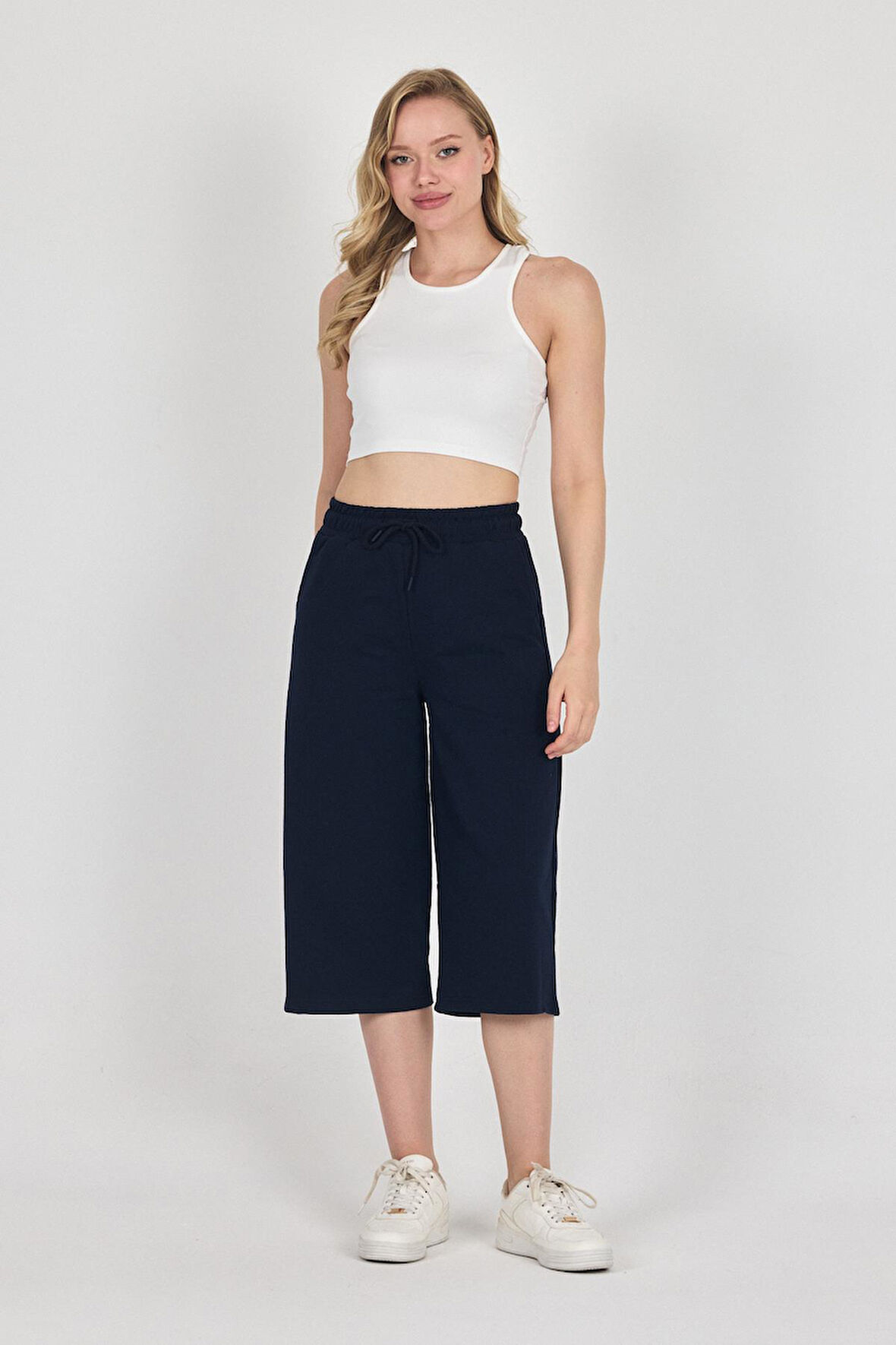 Yüksek Bel Cepli Rahat Kesim Mevsimlik Kadın Diz Altı Bermuda Lacivert Kapri Şort
