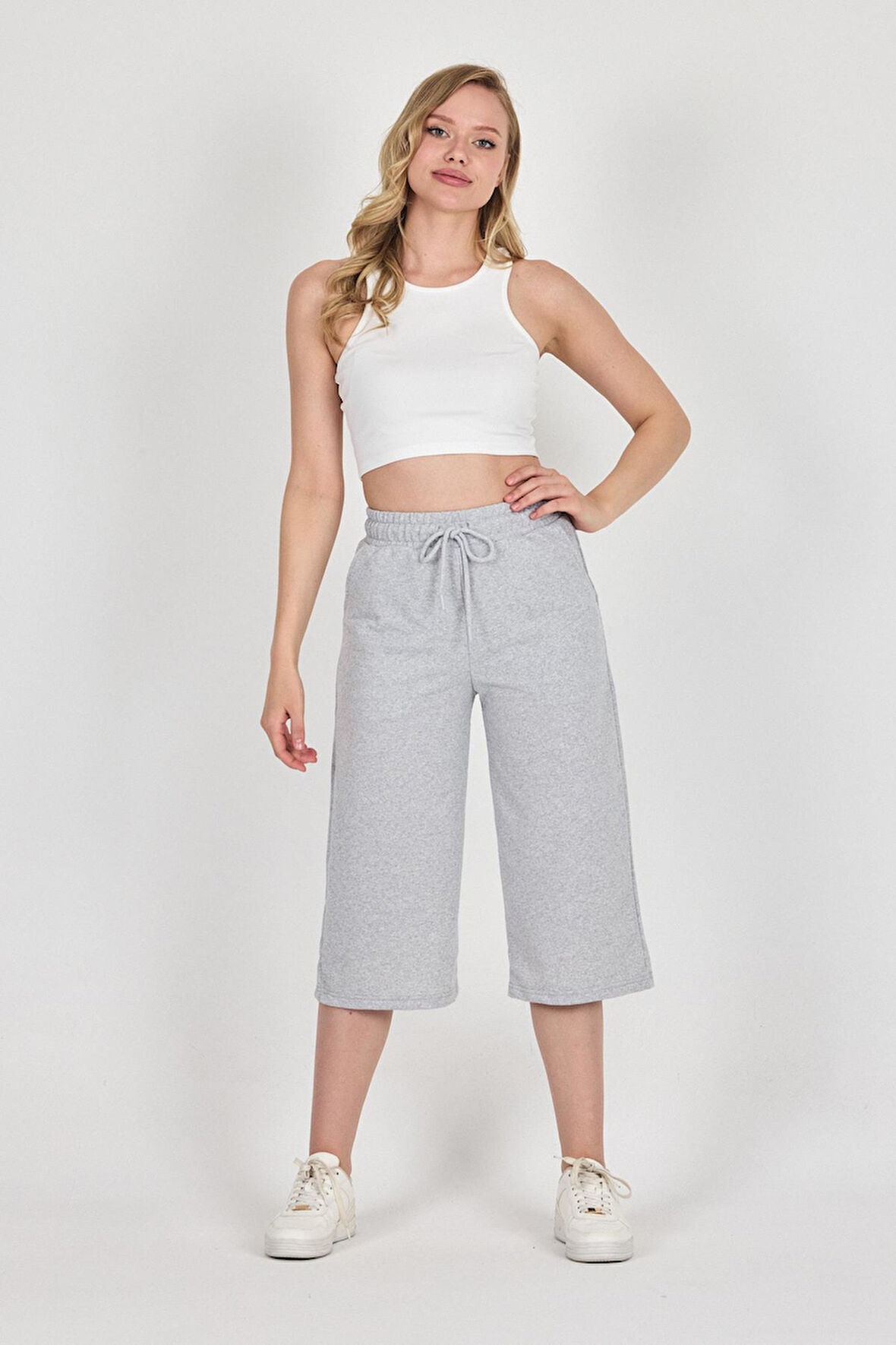Yüksek Bel Cepli Rahat Kesim Mevsimlik Kadın Diz Altı Bermuda Gri Kapri Şort