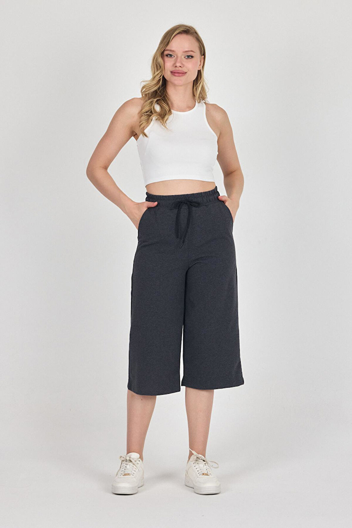 Yüksek Bel Cepli Rahat Kesim Mevsimlik Kadın Diz Altı Bermuda Füme Kapri Şort