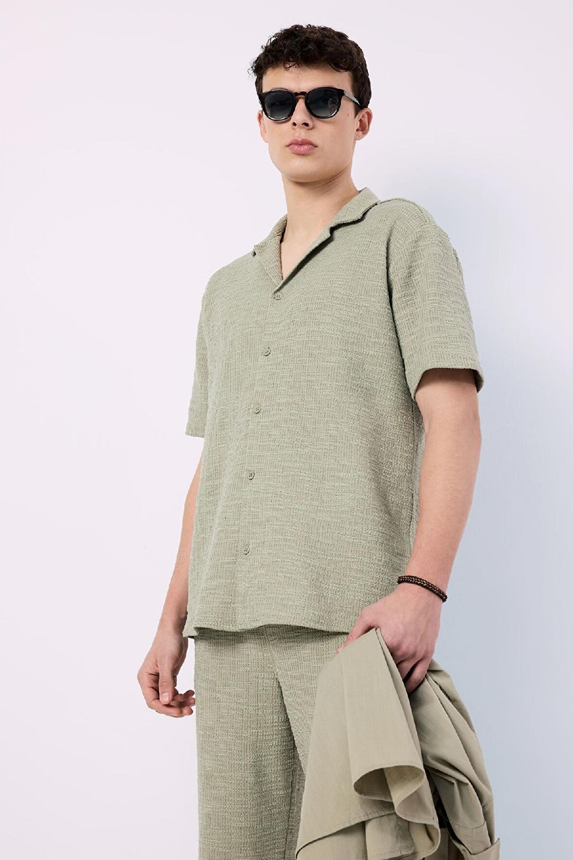 DeFacto Regular Fit Yazlık Apaş Yaka Kısa Kollu Gömlek D8932AX25SPKH271