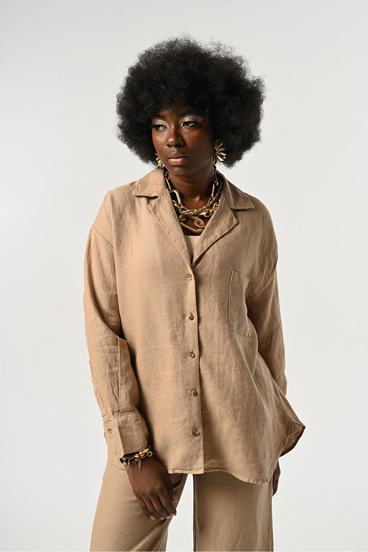 KADIN KARAMEL RENGİ %100 KETEN TEK CEPLİ UZUN KOLLU GÖMLEK