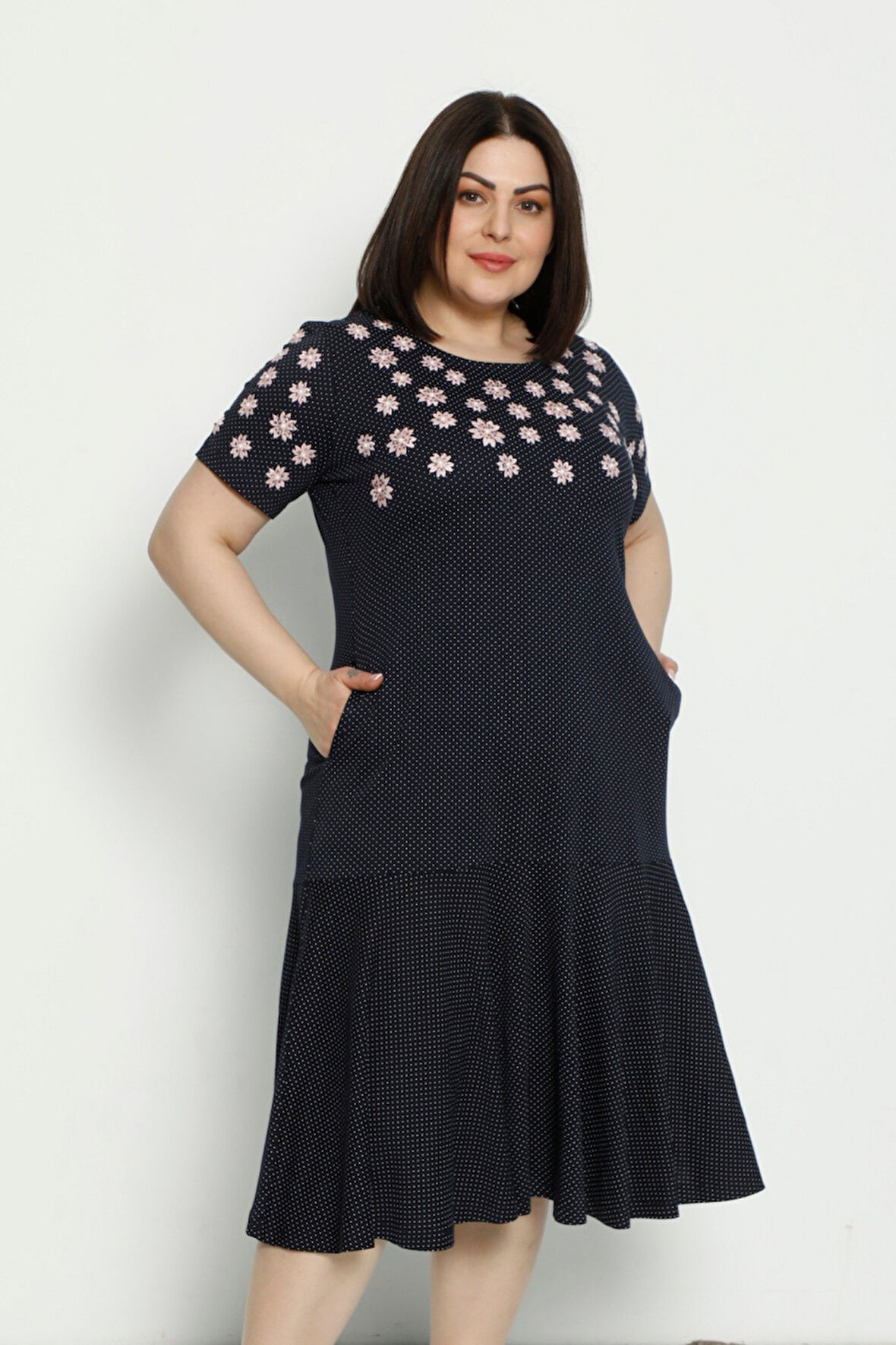 Kadın Desenli Nakış Detaylı Ve Cepli Penye Modal Pamuklu Büyük Beden Kısa Kollu Elbise