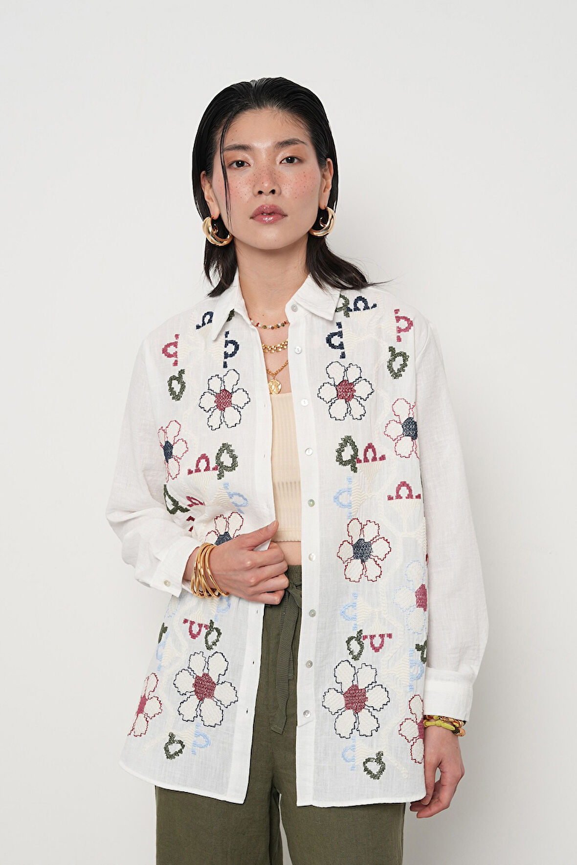 KADIN RENKLİ ÇİÇEK NAKIŞLI EKRU RENK OVERSİZE GÖMLEK