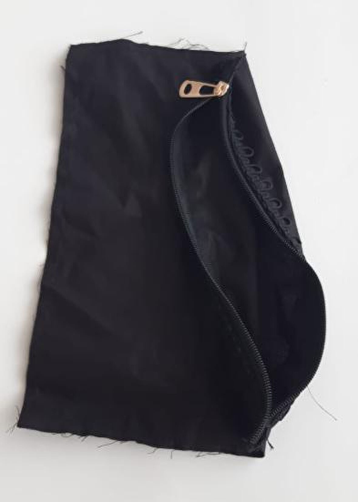 20x30 cm, dikilmiş halde, fermuarlı  astar siyah