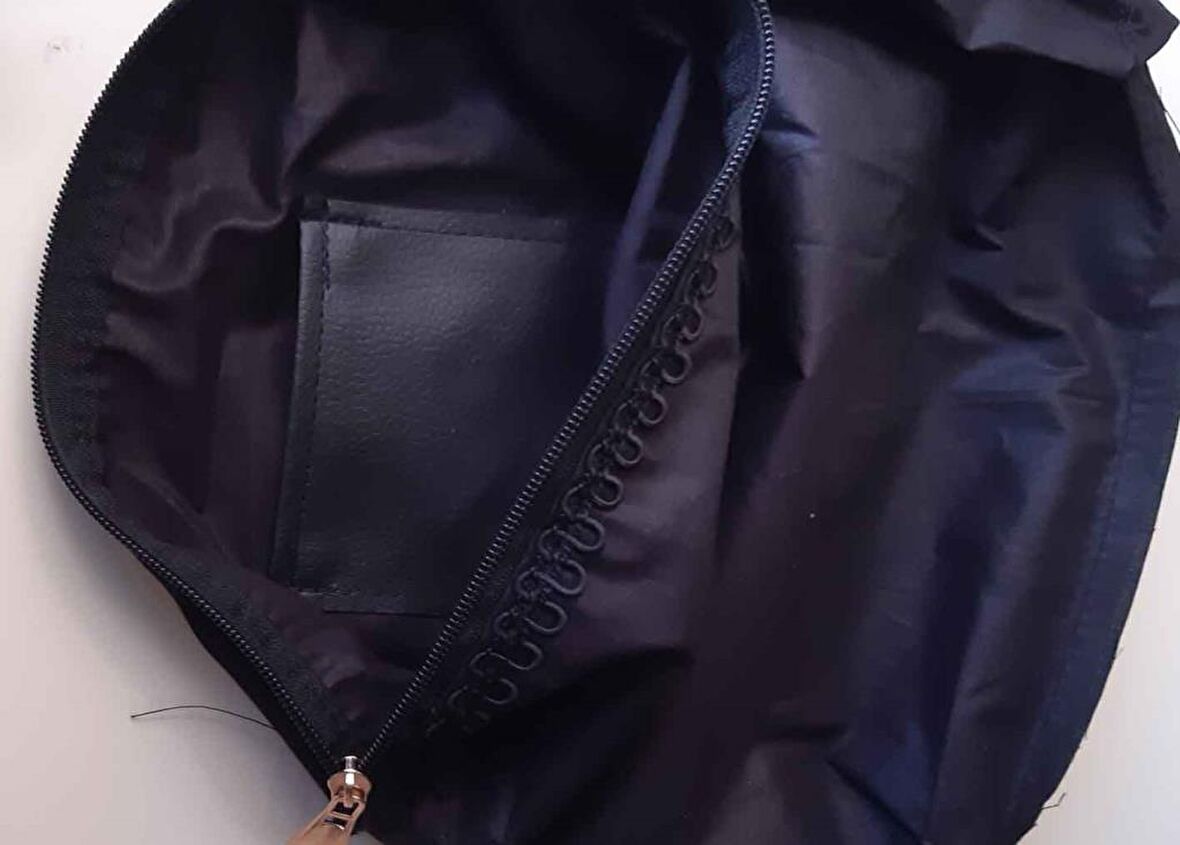 siyah 28x28 cm, dikilmiş halde, fermuarlı astar