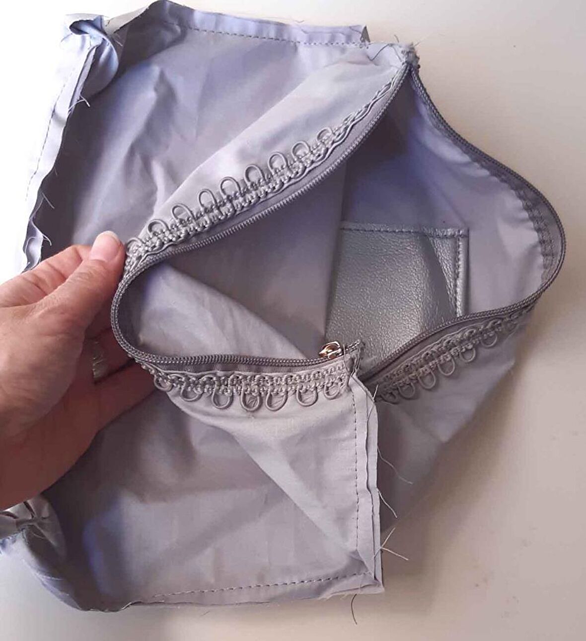 Gri 28X28 Cm, Dikilmiş Halde, Fermuarlı Astar