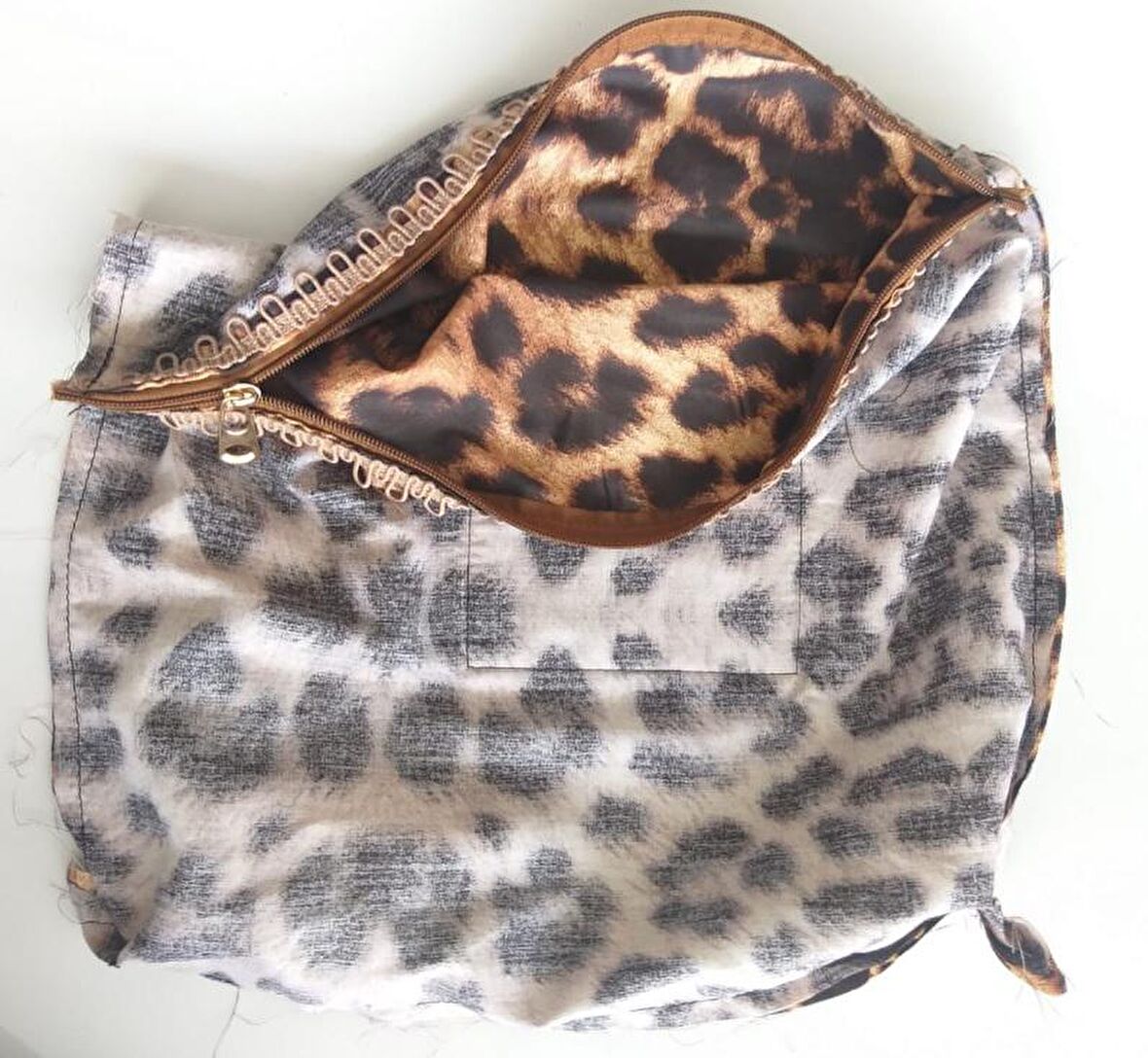 Leopar 38x38 cm, dikilmiş halde, fermuarlı  astar