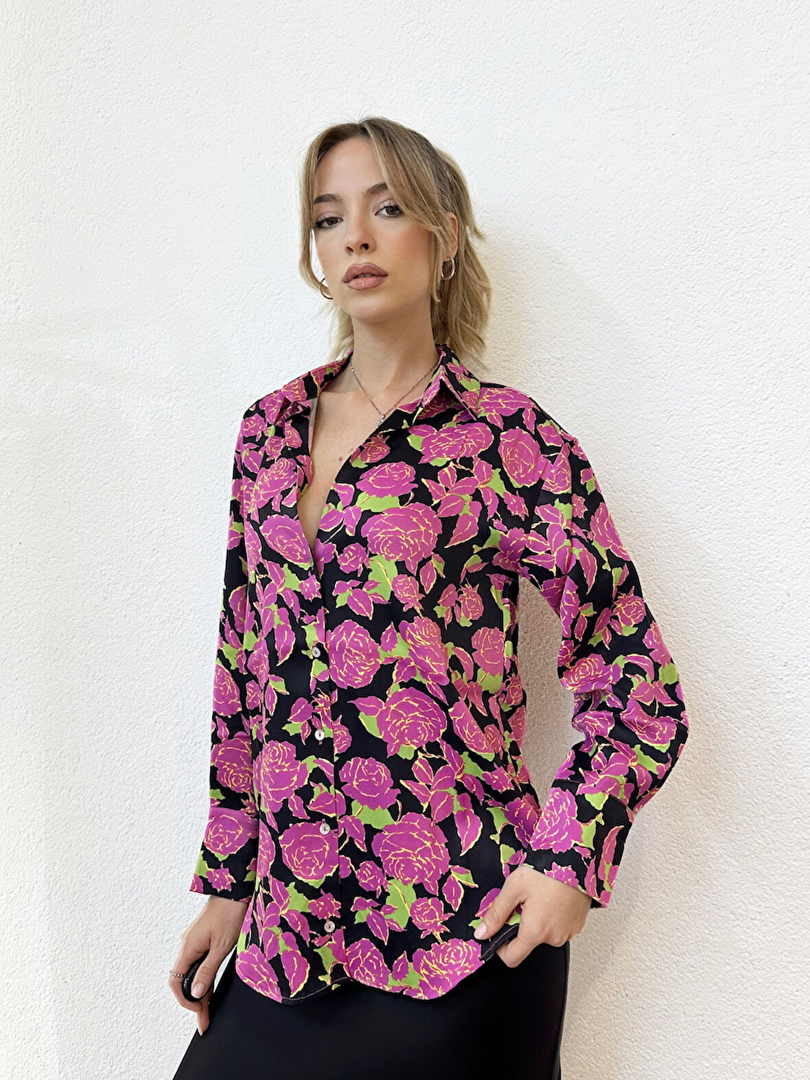 Çiçek Desenli Pembe Saten Gömlek